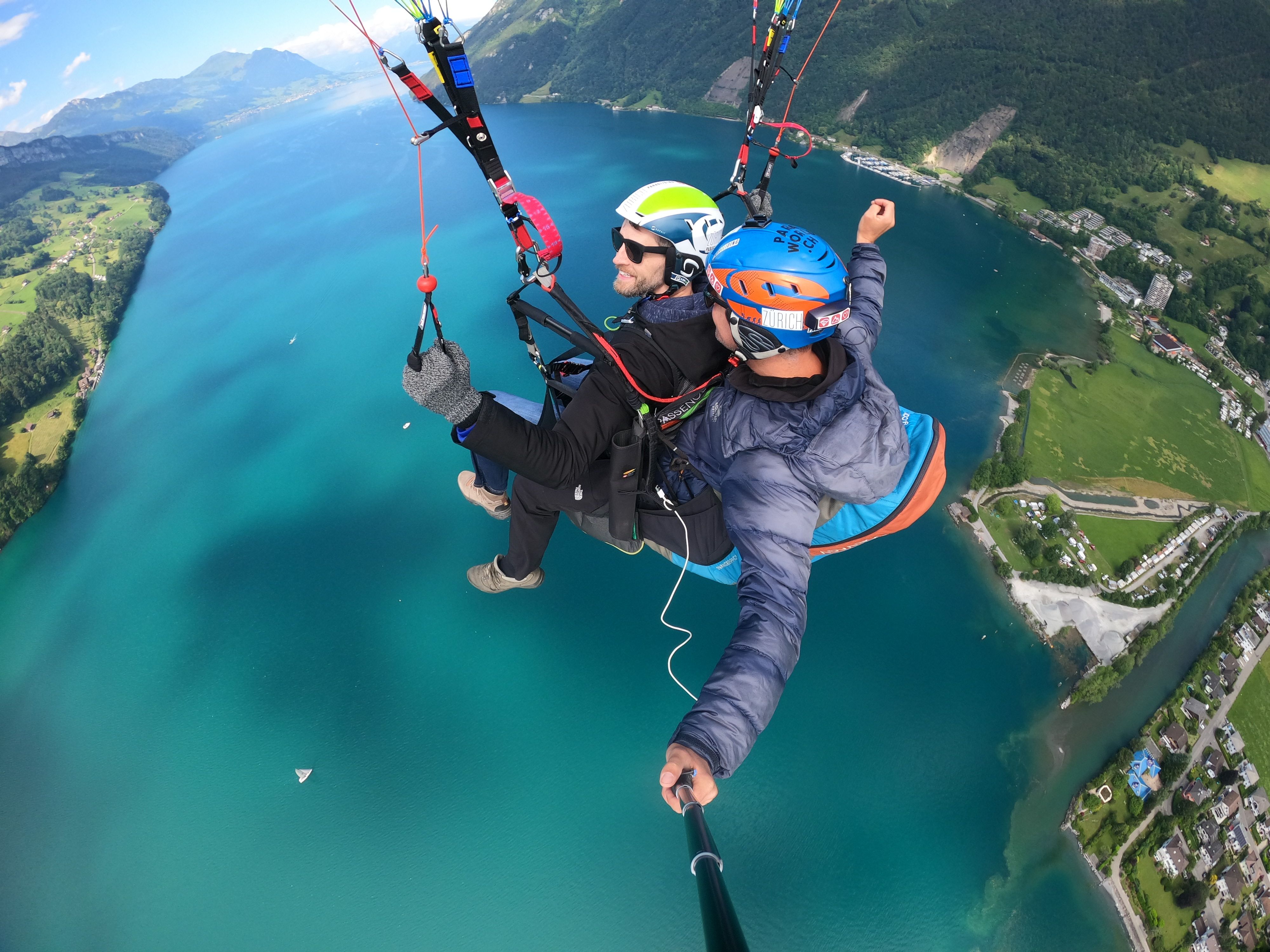 Touch & Go Paragliden: Beleef het vliegen boven het meer in Interlaken in de zomer.