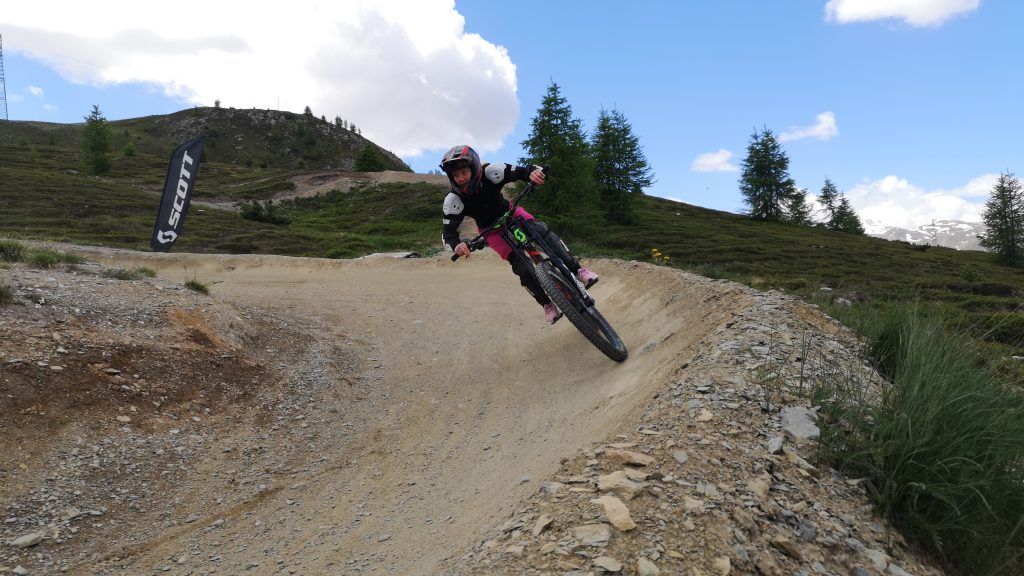 租用电动自行车：在阿尔卑斯山体验真正的骑行乐趣，畅享下坡骑行的乐趣。