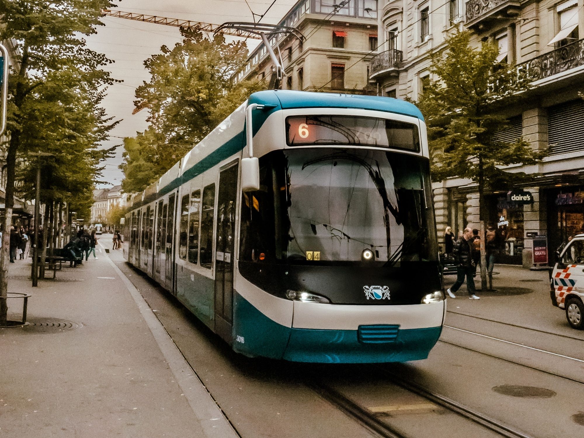 취리히 트램: 가을에 취리히 시내의 6번 노선에서 현대적인 트램, 나무가 있는 도로 모습.