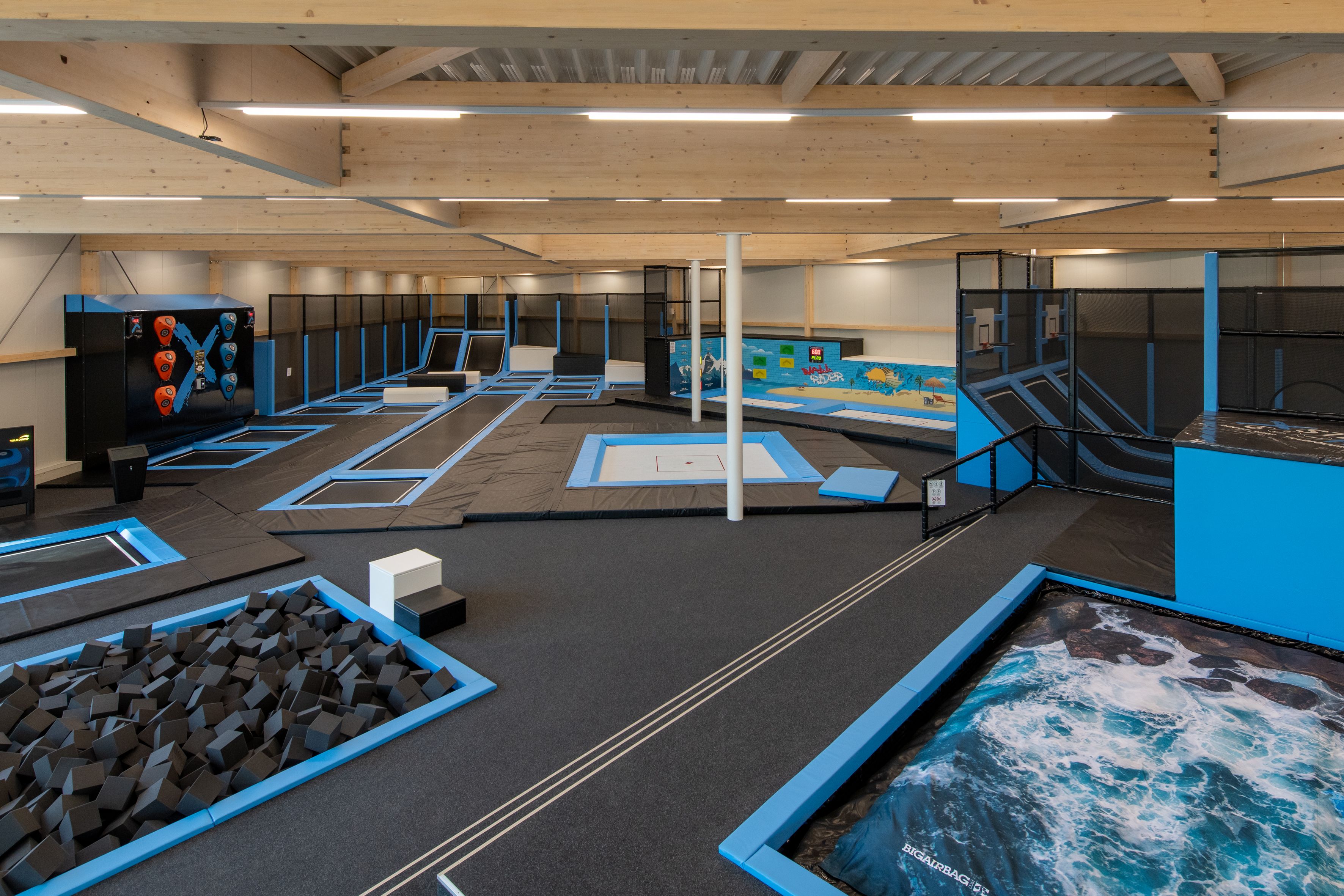 Trampolin: Nikmati keseronokan di ruang trampolin dengan pelbagai kawasan dan peluang lompatannya.