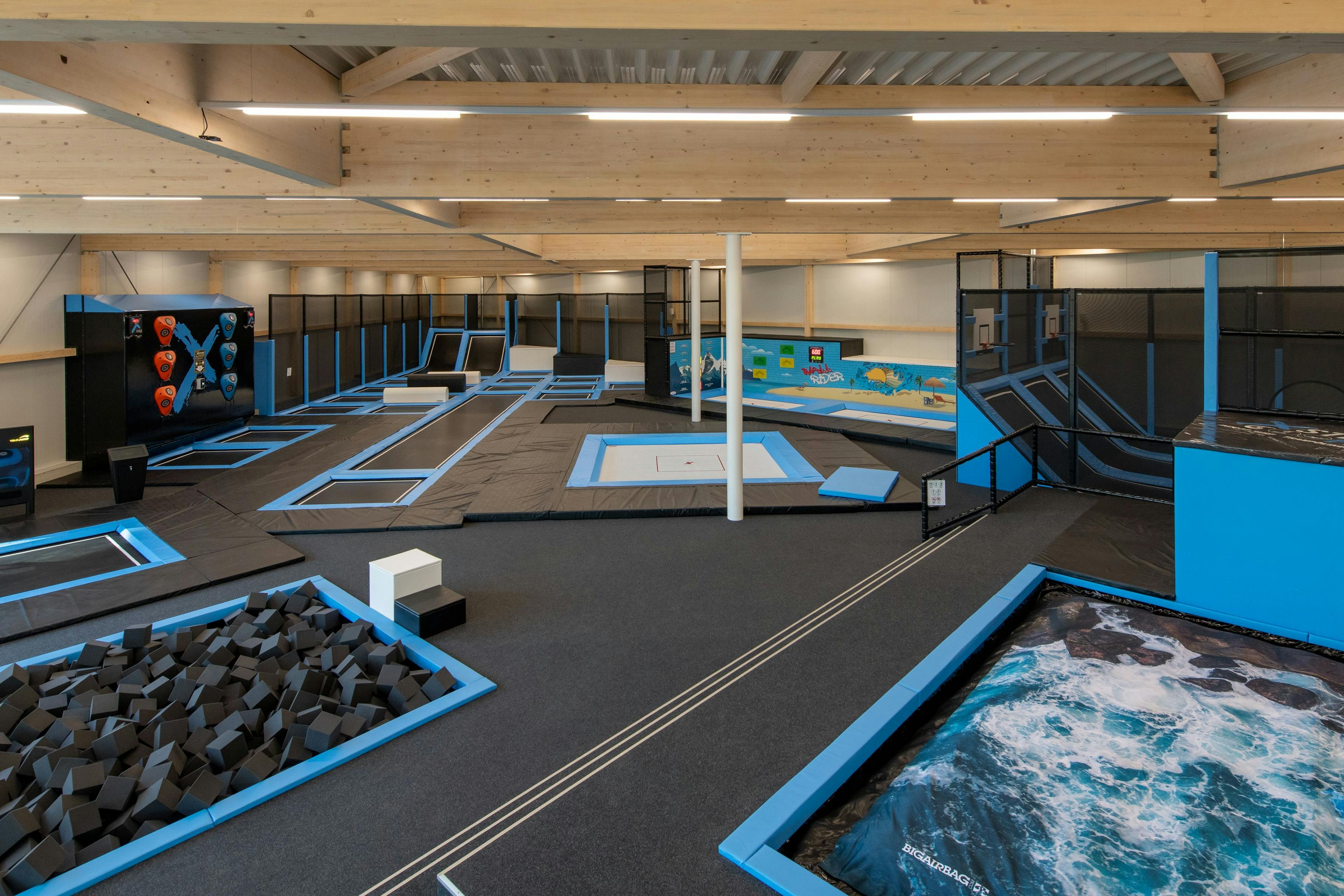 Trampolino: Vivi il divertimento nella hall del trampolino con diverse aree e possibilità di salto.