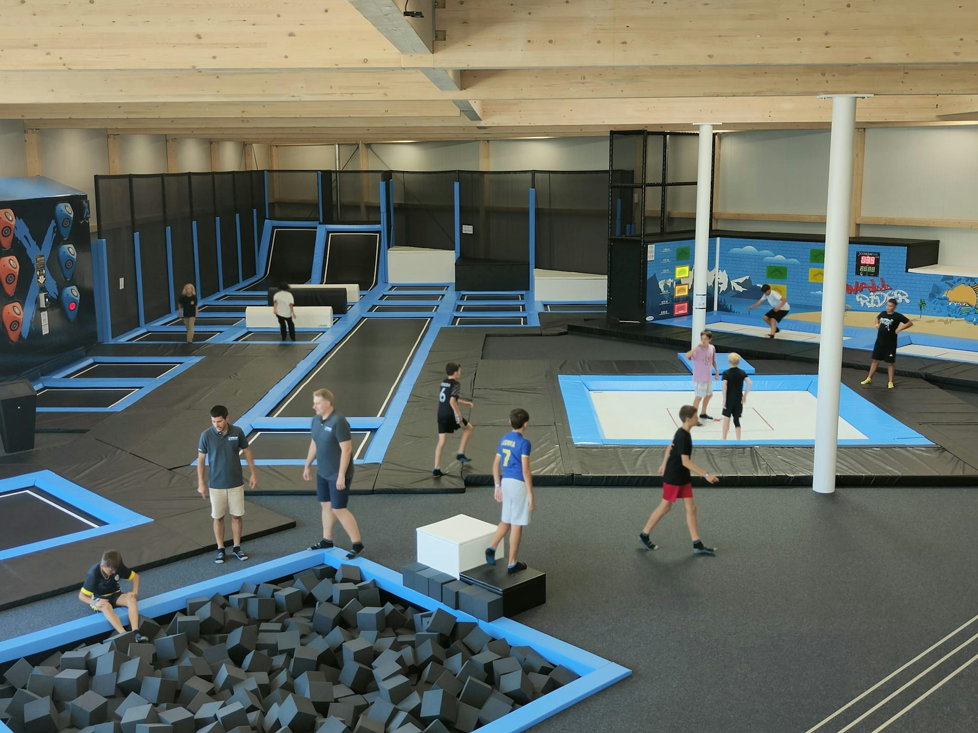 Trampolin Xstream Park: viele Kinder springen und spielen in einer modernen Trampolinarena mit verschiedenen Bereichen.