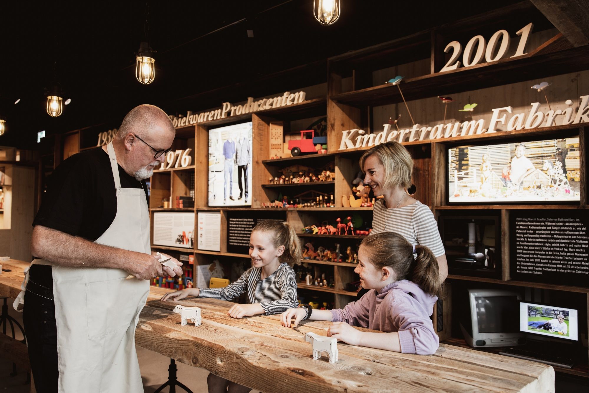 Trauffer: Kinderen leren spelenderwijs de productie van speelgoed in een creatieve werkplaats.