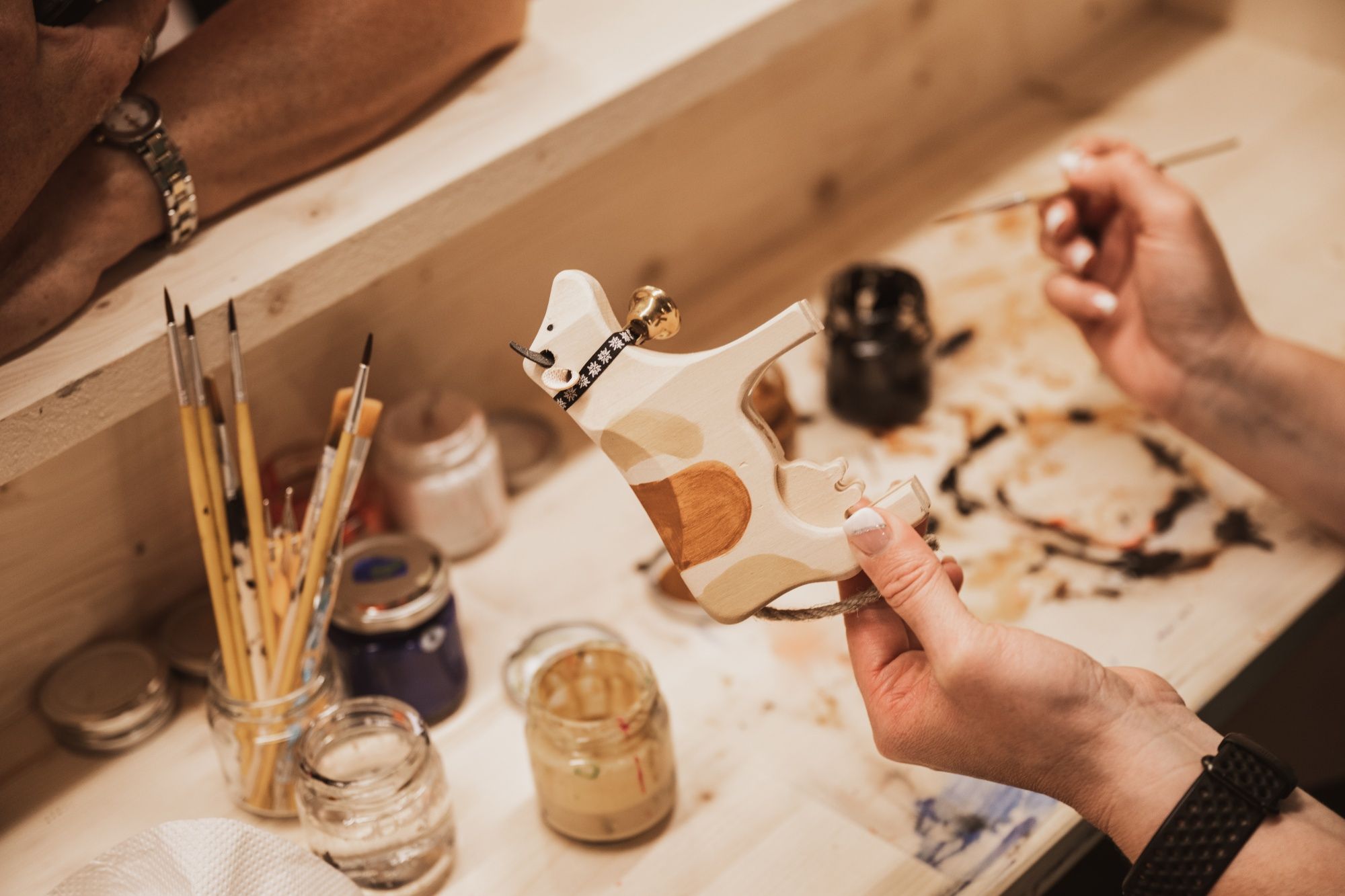 Trauffer: Kunst en ambacht in een creatieve werkplaats met penselen en verf.