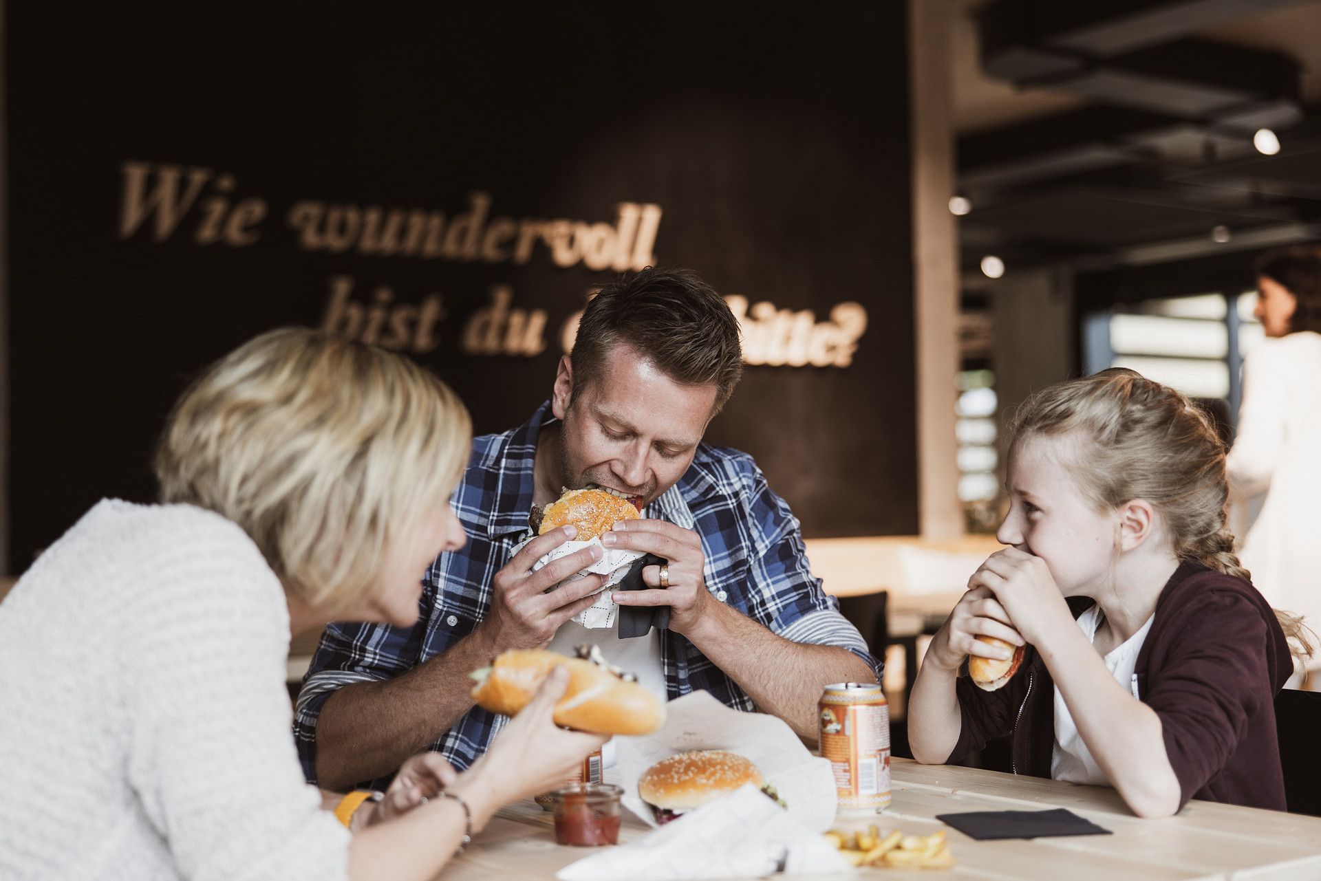 Gezinsmaaltijd in het burgerrestaurant met kinderen en plezier tijdens het eten, smaakvolle sfeer.