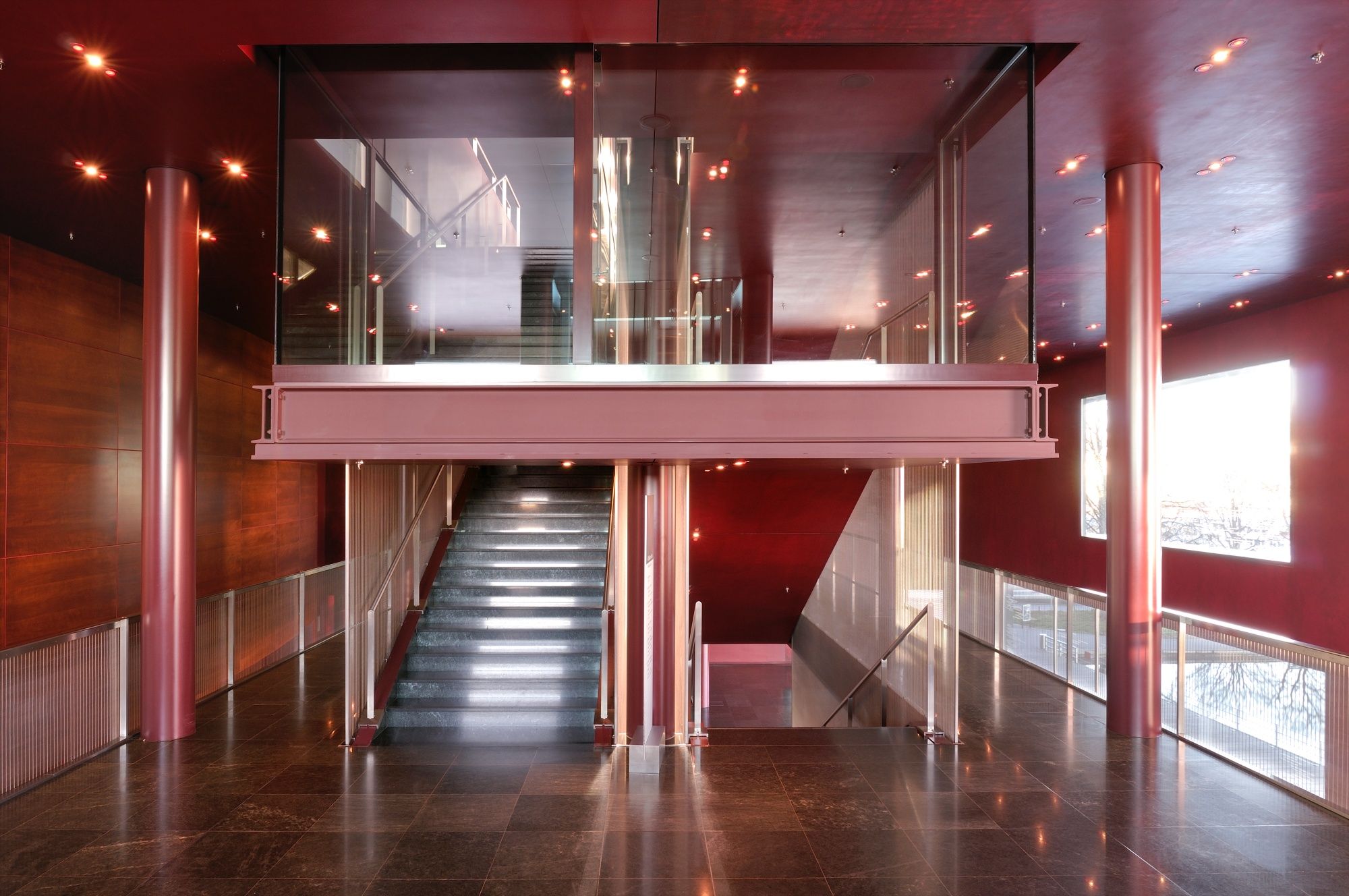 KKL階段：ローザンヌのKKLにおけるモダンな建築、エレガントな階段とガラスのディテール。