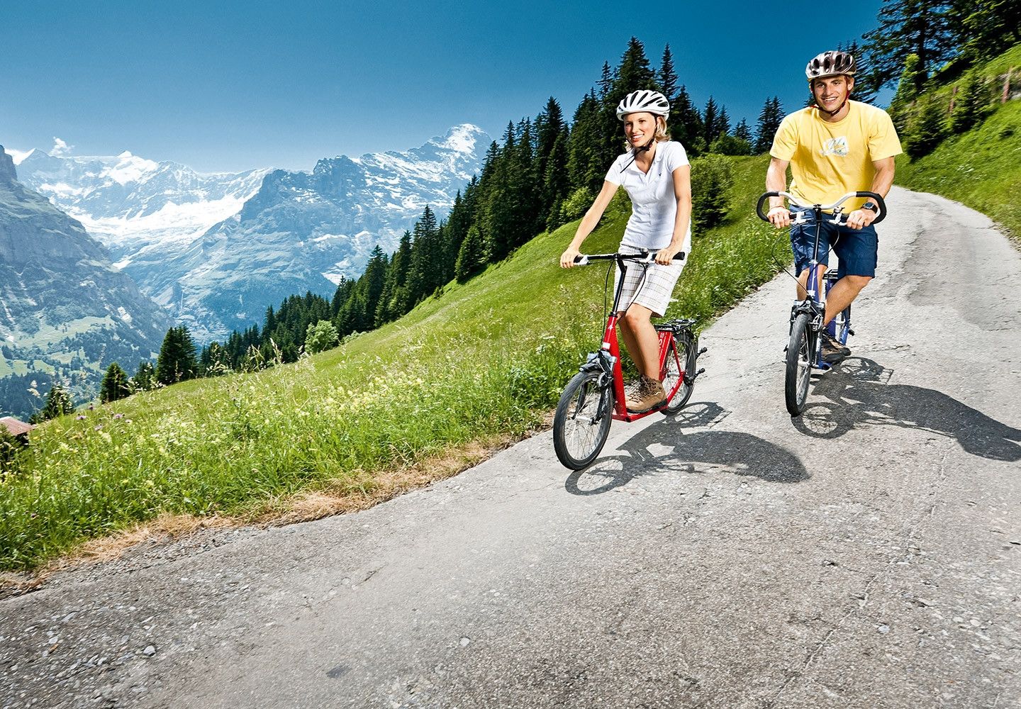 Trottibike Jungfrau Grindelwald First, Fahrer auf der Strecke im Bergpanorama