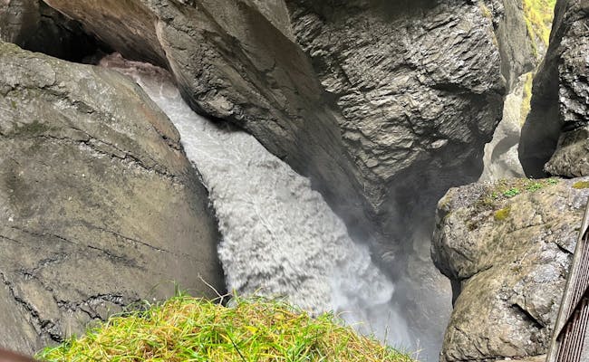 Air Terjun Trümmelbach: air terjun menakjubkan di pegunungan Alpen, dikelilingi formasi batu besar yang megah.