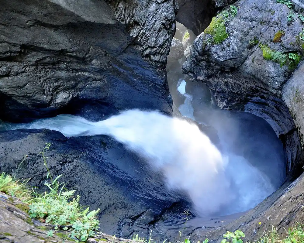 น้ำตก Trümmelbach: น้ำตกที่มีเสียงน้ำที่ดังสนั่นในหุบเขาหิน.