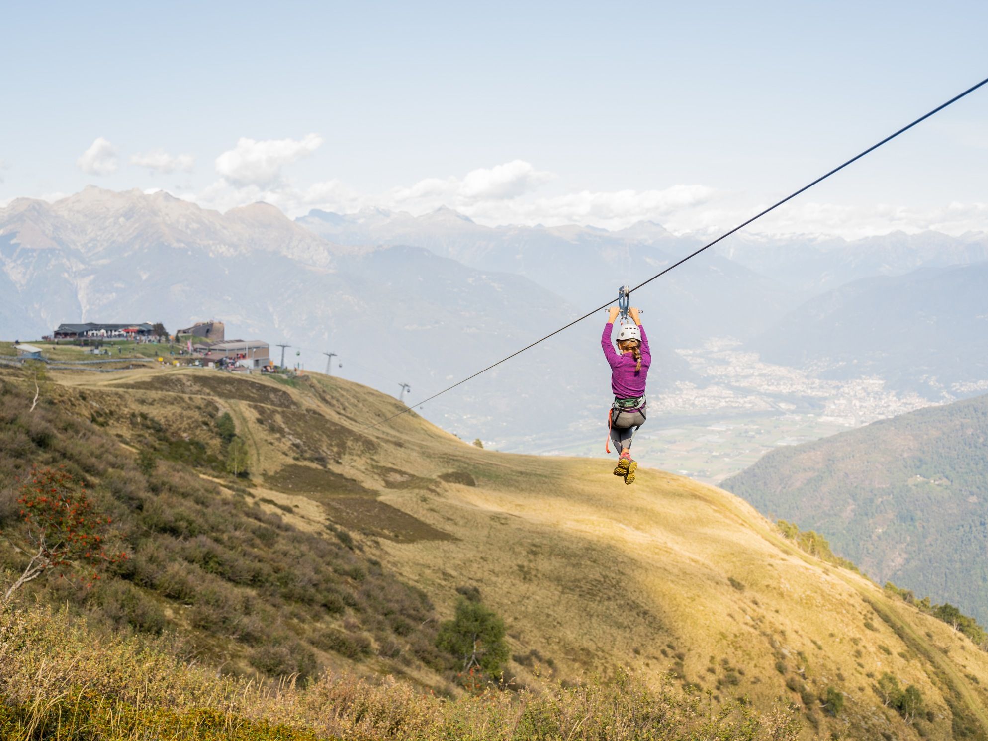 Тирол: Насладжуйтесь остриём приключения на канатной дороге на Монте Тамао, окружённом живописными горами.