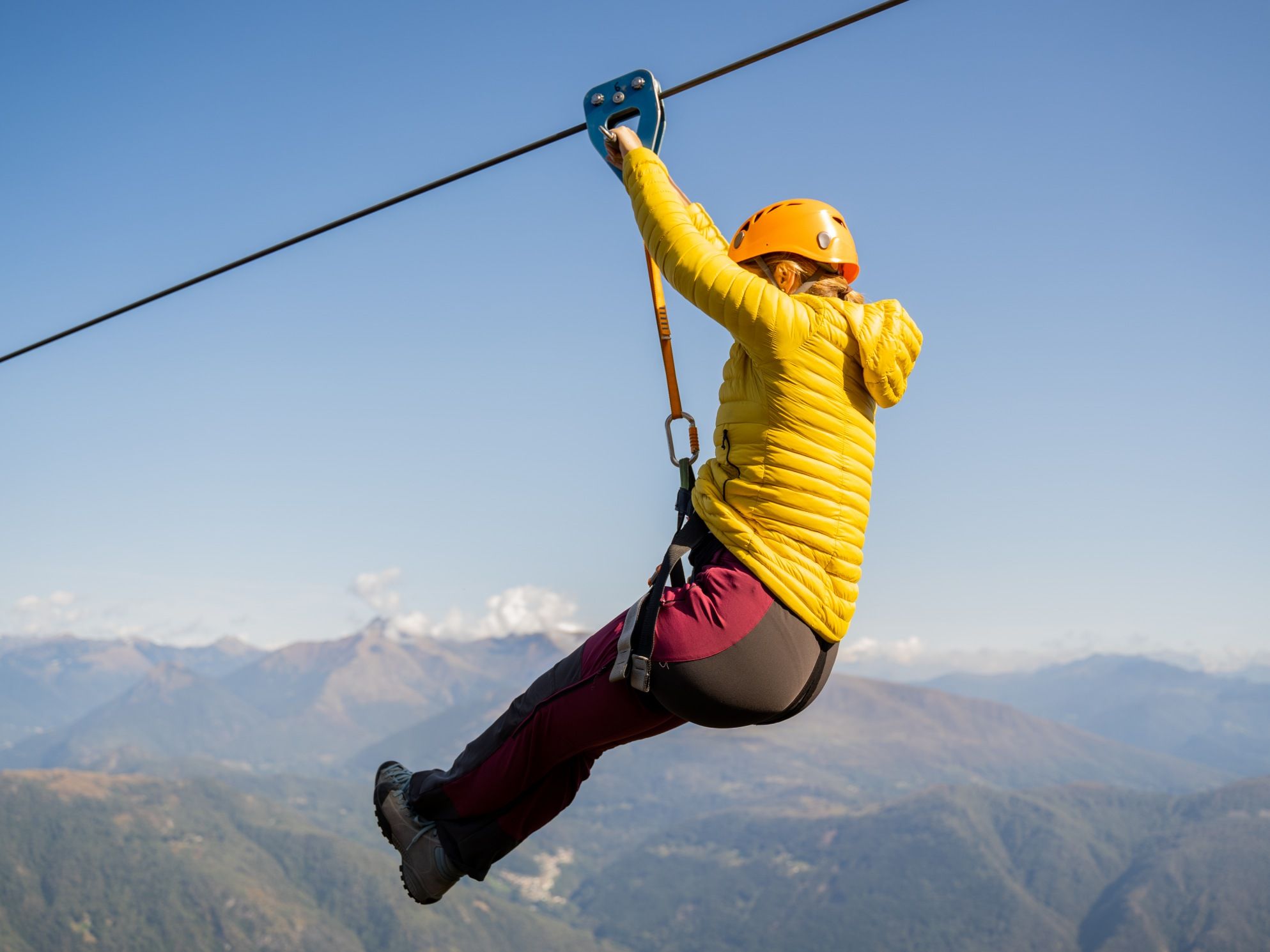 Тирол: почувствуйте острые ощущения от зиплайна на горе Монт tamaro летом среди гор и природы.