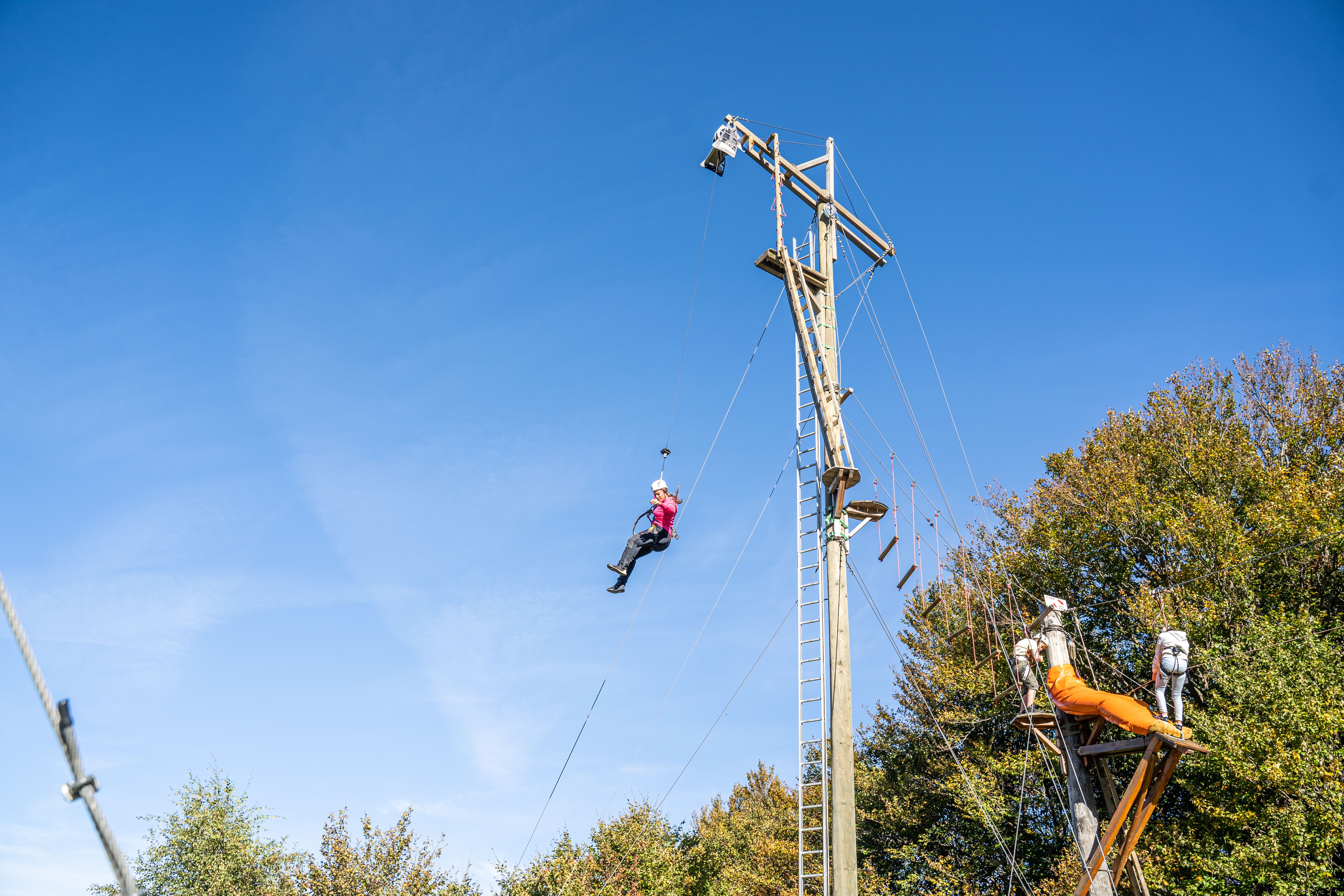 Троллей через гору Монтэ Тамаро, человек в действии, ясное небо, осень