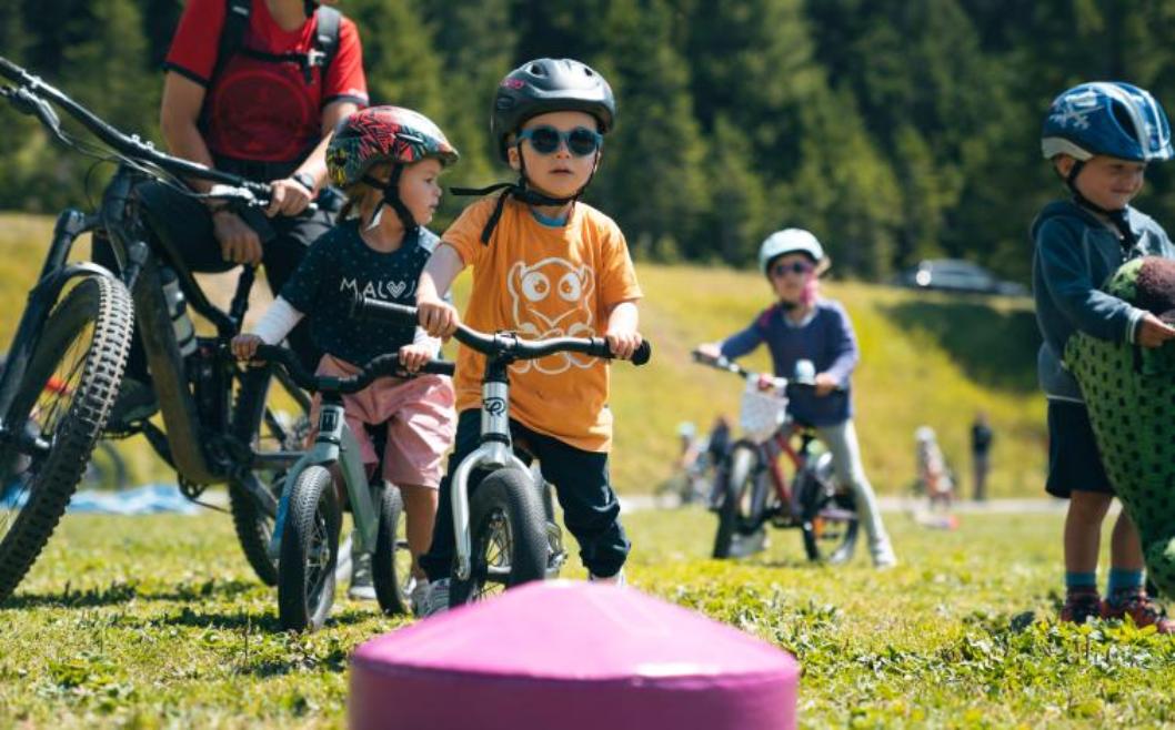 Murmeltier league: Kinder auf Fahrrädern bei aufregenden Abenteuern im Freien