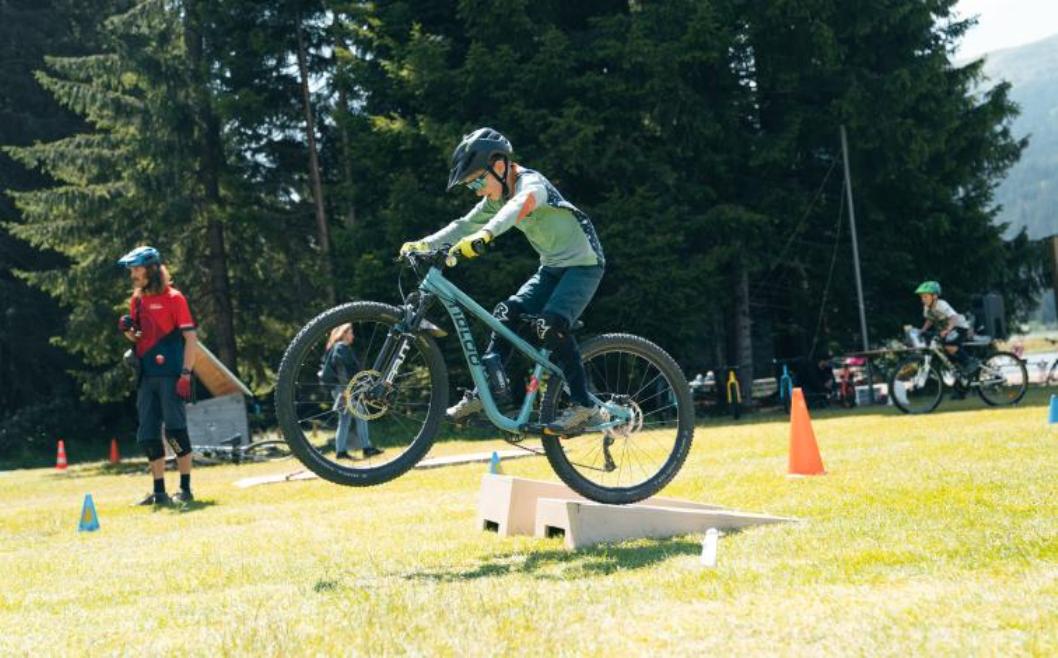 Steinbock League: เด็กๆ เรียนรู้การปั่นจักรยานในธรรมชาติในช่วงฤดูร้อน.