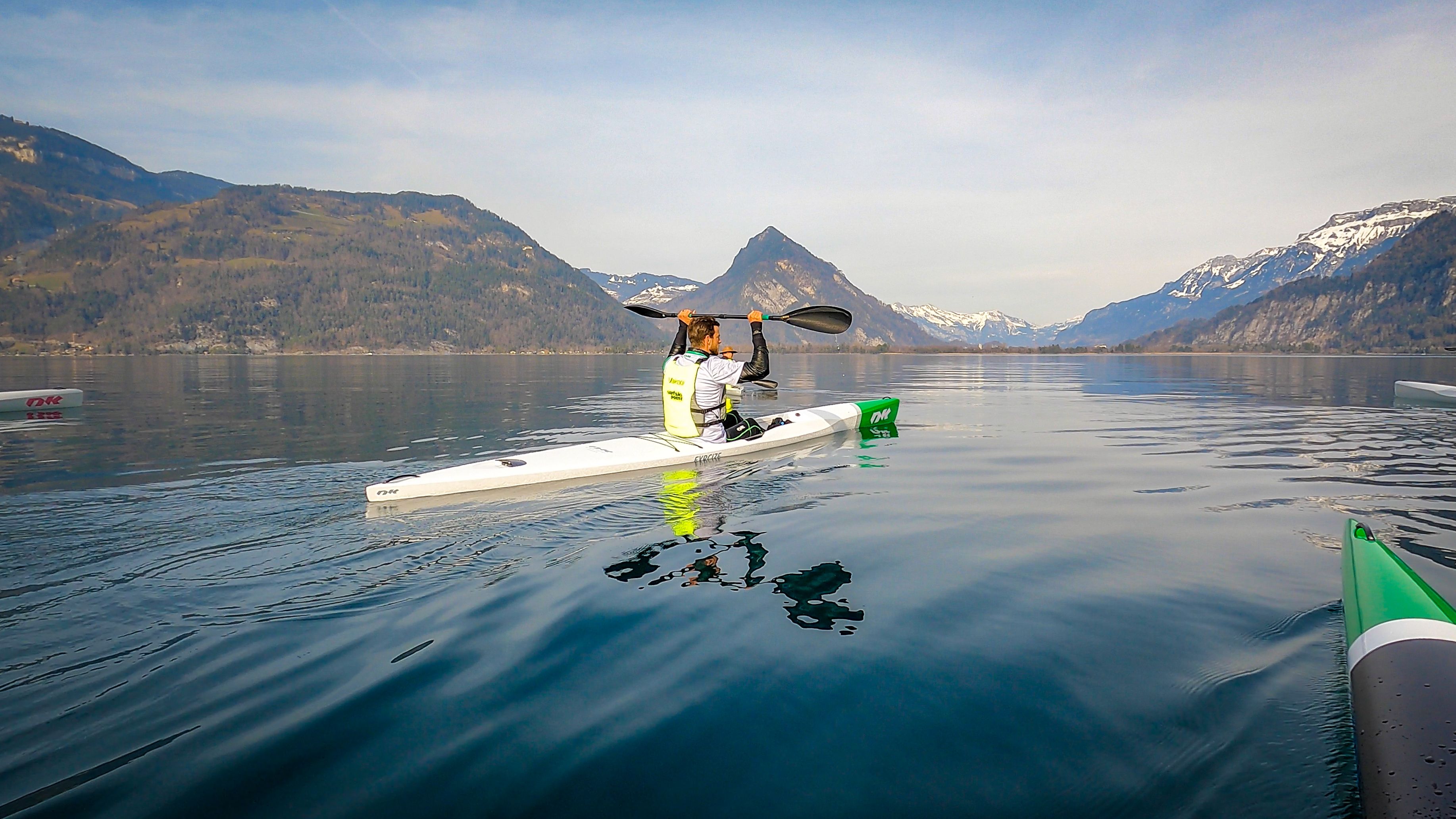 Kajak na jezeře Kugeltaler, osoba paddlující, horské okolí.