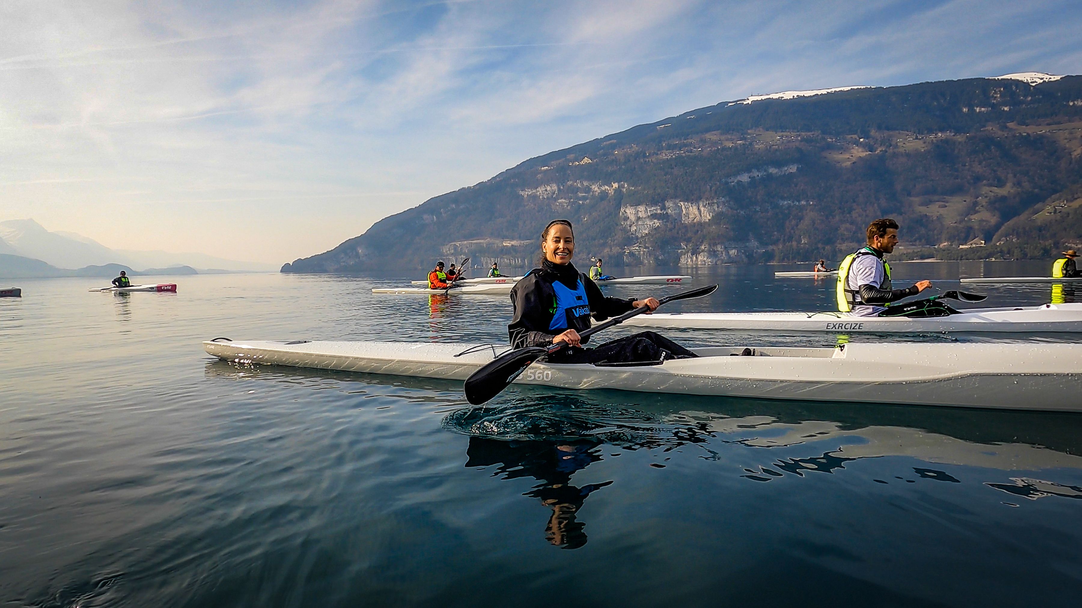 2023年夏の穏やかな水面でのサーフスキー・カヤックのライダー