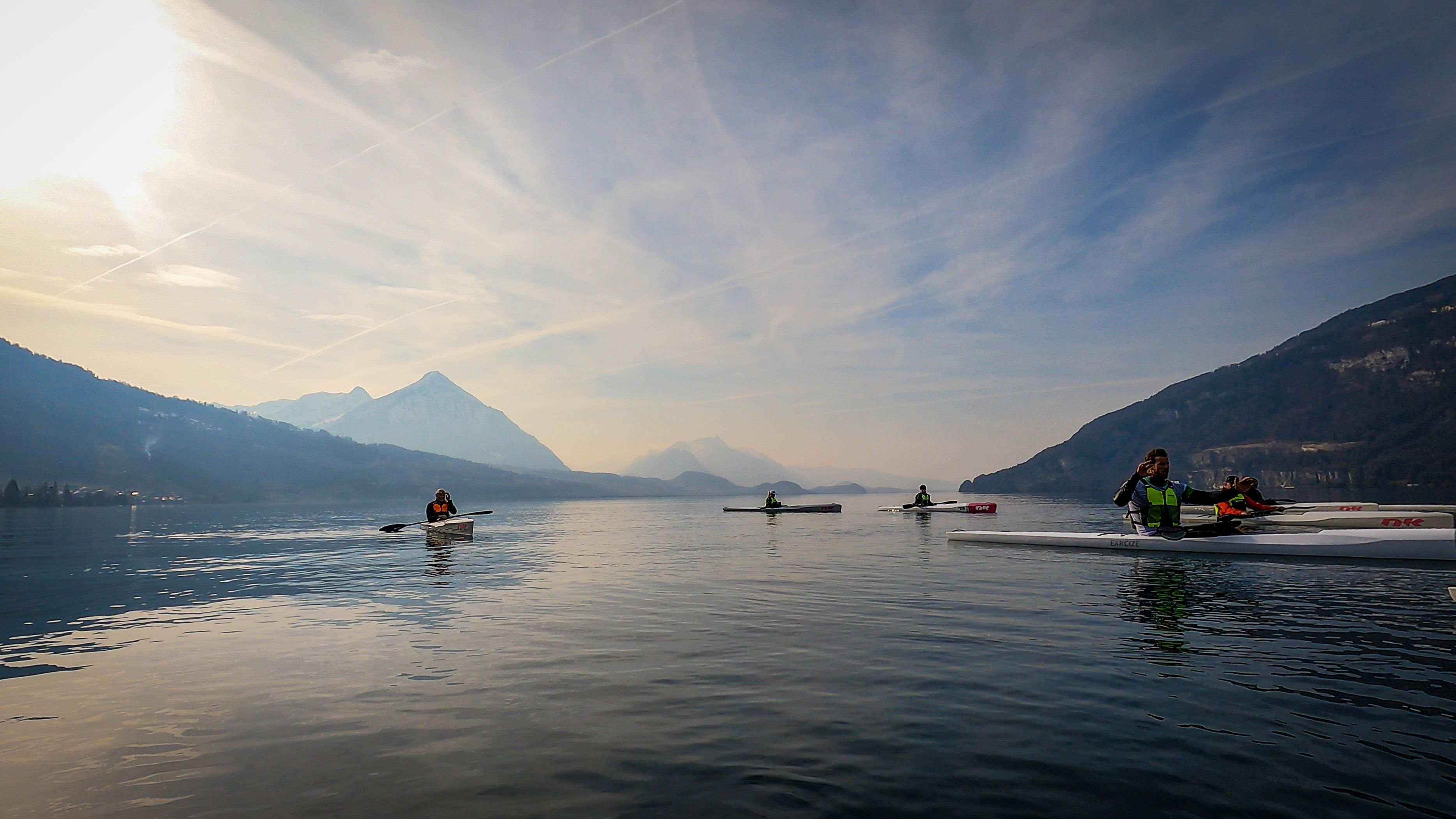 スラーフスキーのカヤック乗りがスイスの山々に囲まれた穏やかな水の上にいます。