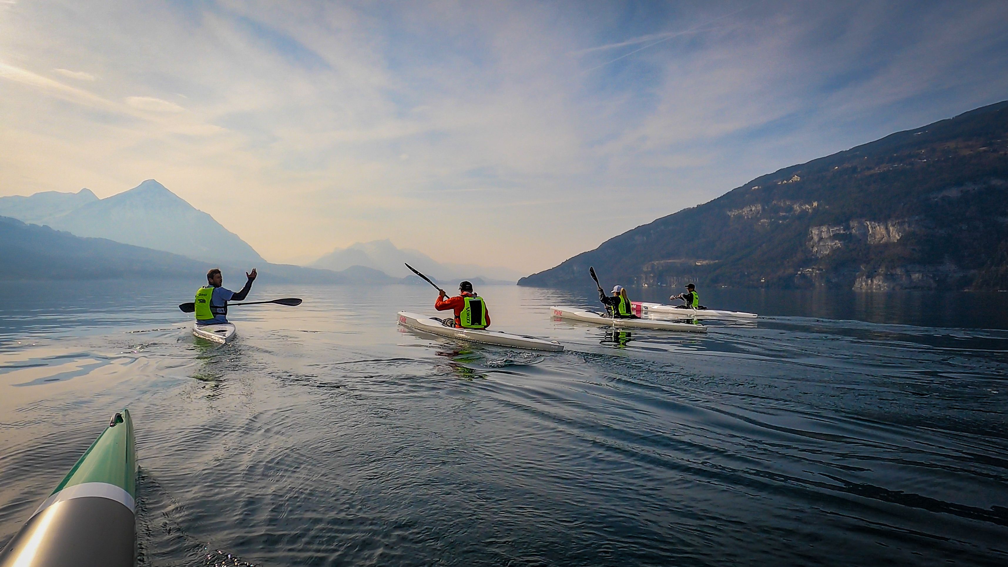 2023년에 잔잔한 수역에서 카약을 대여하세요.