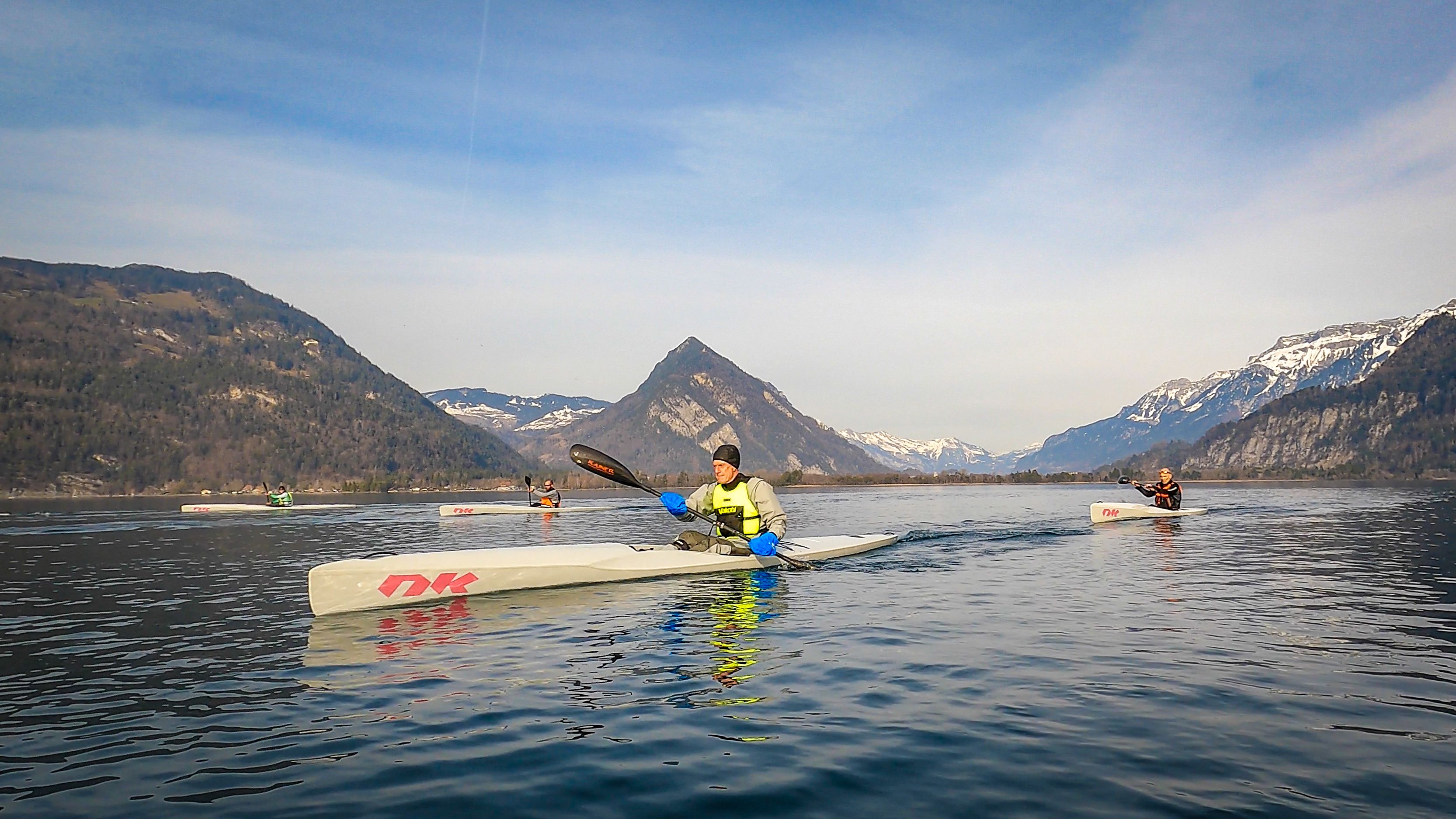 산이 배경으로 있는 맑은 호수에서 카약을 타기.