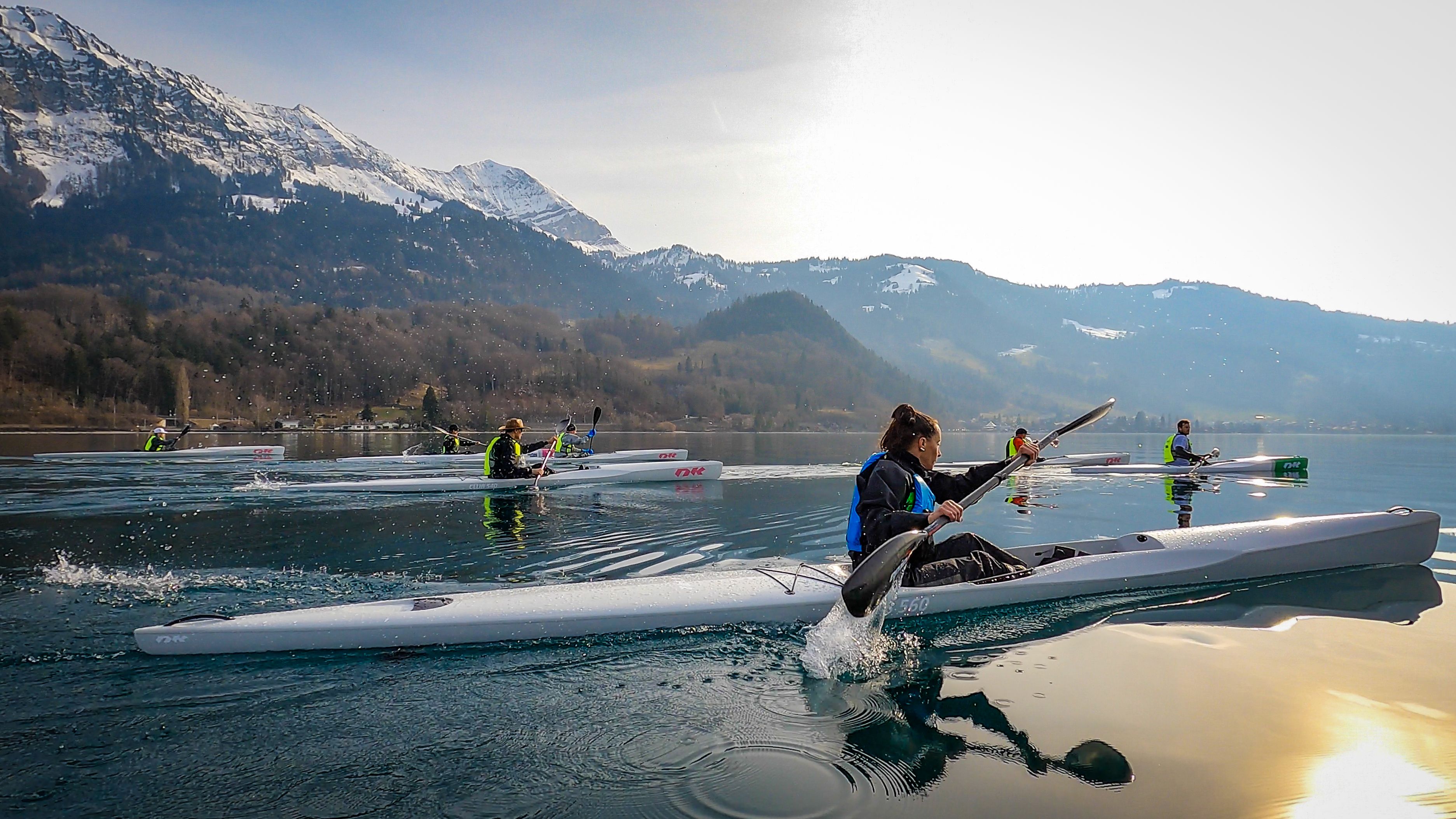 스위스의 조용한 호수에서 카약을 빌리고 참가자들이 스포츠처럼 패들링합니다