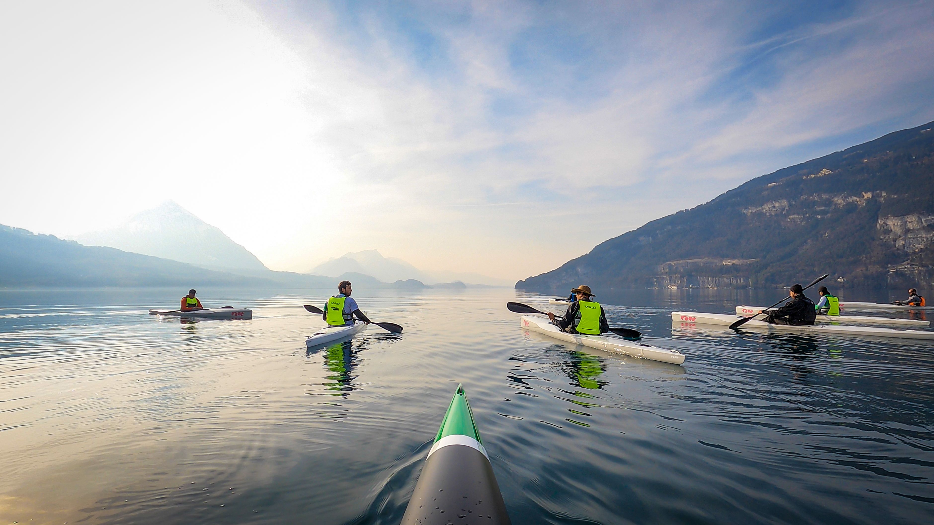 Όρθιο Κωπηλασία στη λίμνη Λουζέρνης, αθλητές με πράσινες γιλέκες