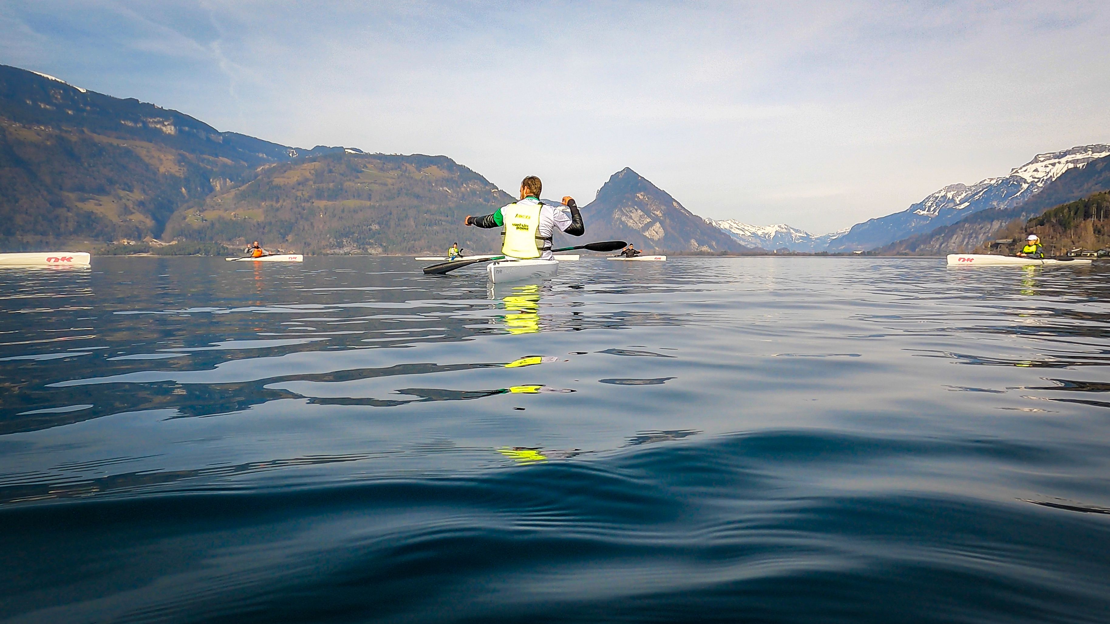 좋은 날씨에 보덴호수에서 카약을 빌리면 참가자들이 잔잔한 물에서 패들합니다.