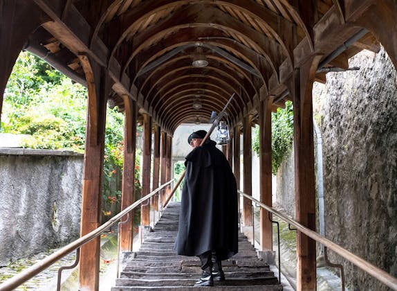 不気味なツーン:歴史的な環境でのランタンを持った街歩き。