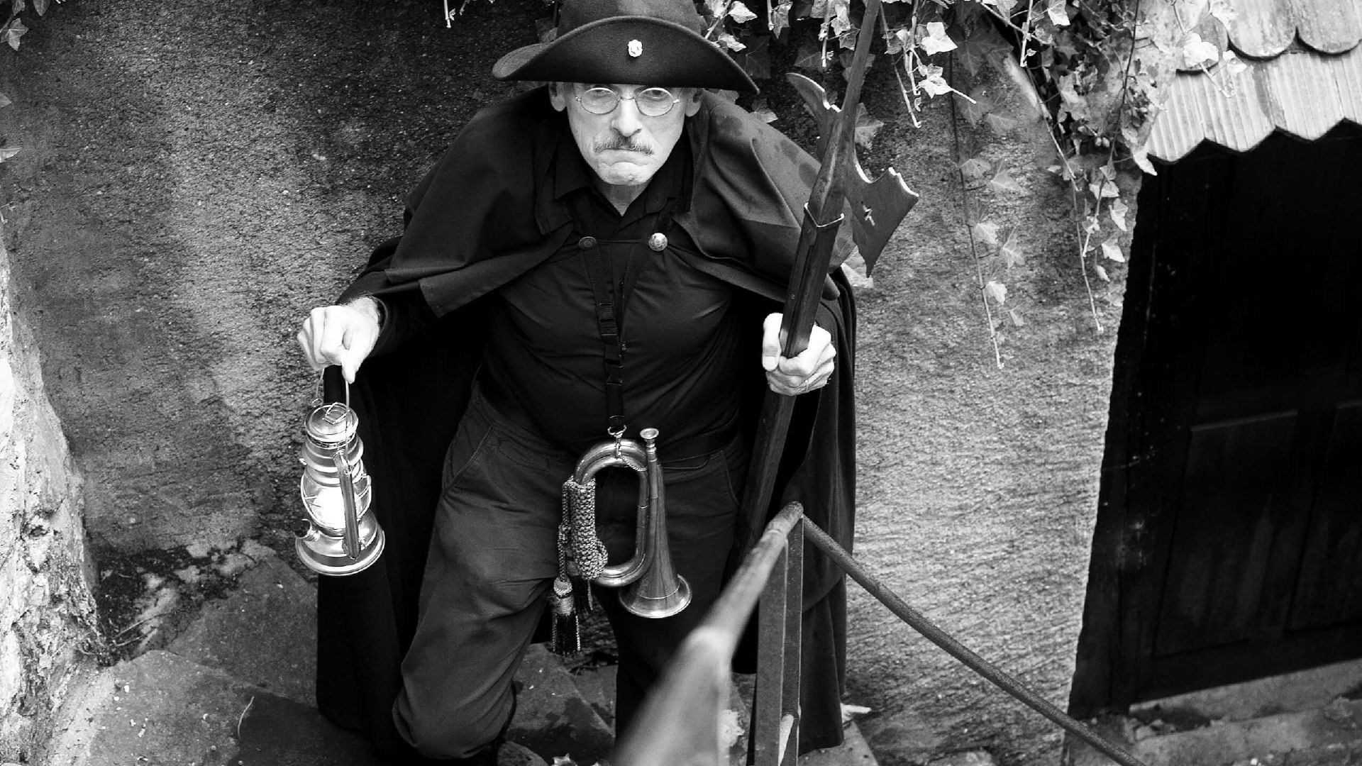 Stadswandeling Ongelooflijk Thun toont een donker geklede gids met een lantaarn