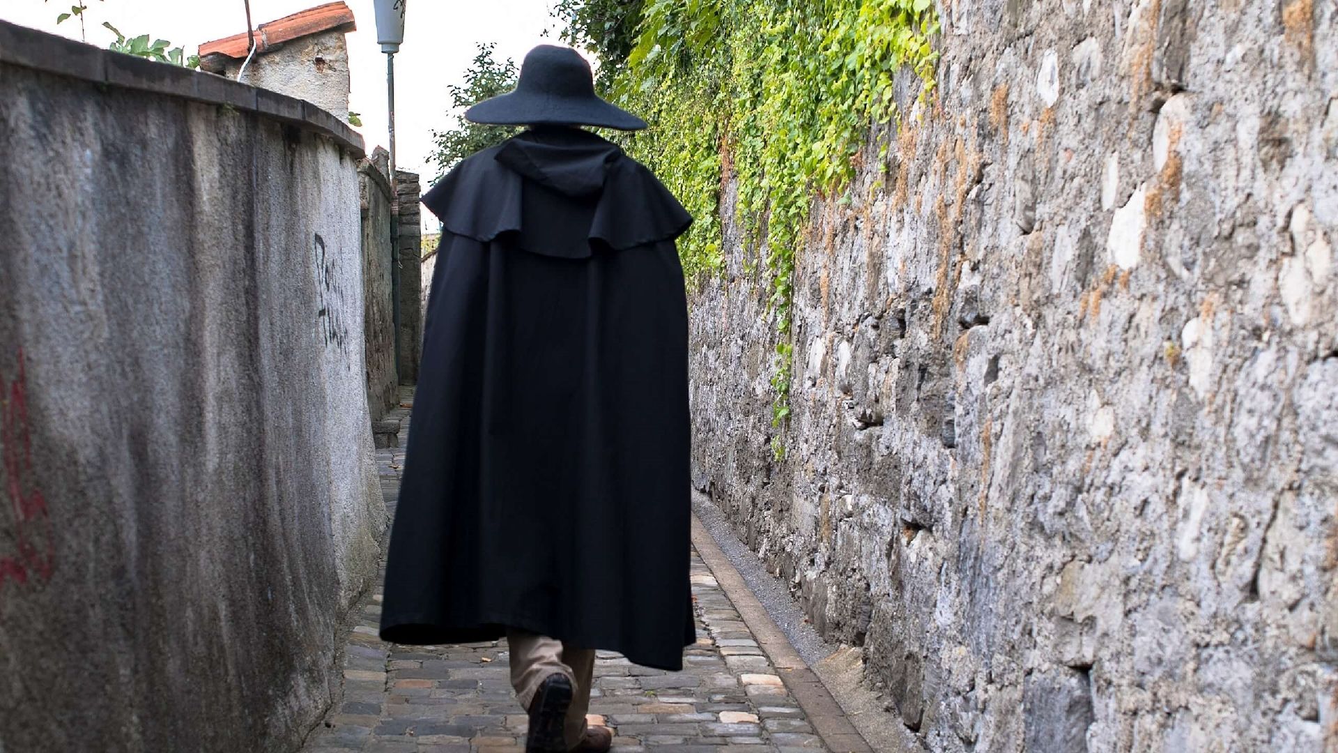 Griezelige stadswandeling in Thun met een zwarte cape