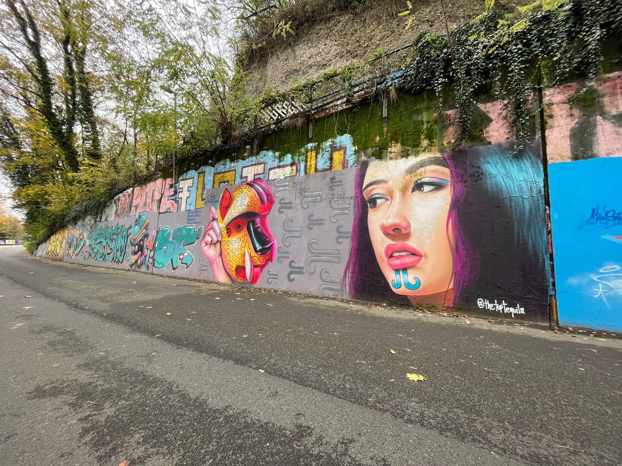 Tour di Arte Urbana: Scopri impressionante arte di strada con graffiti in città durante l'estate.