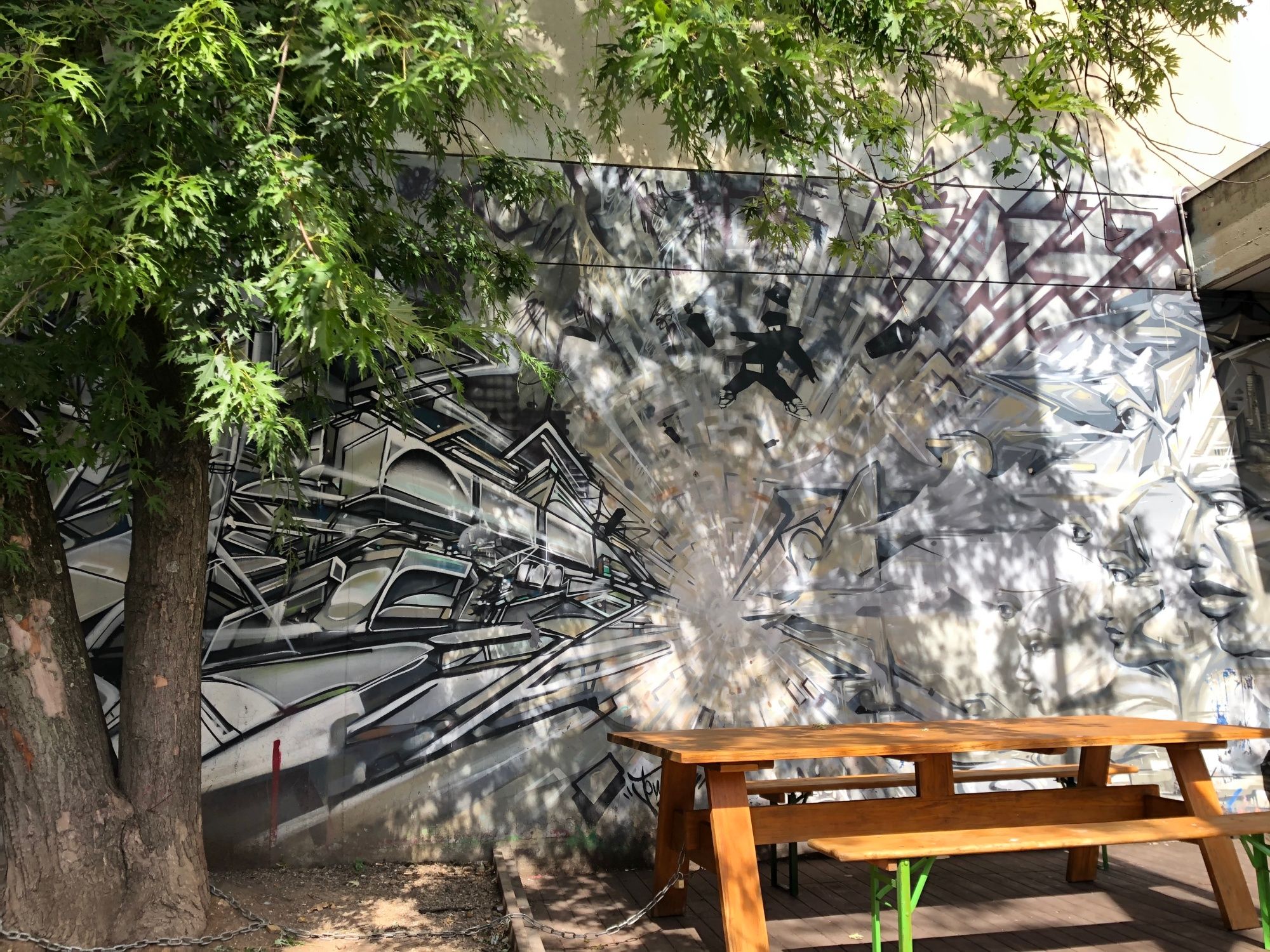 Tour d'Arte Urbana: scopri graffiti creativi in città, ideale per gli amanti dell'arte e le attività di gruppo.