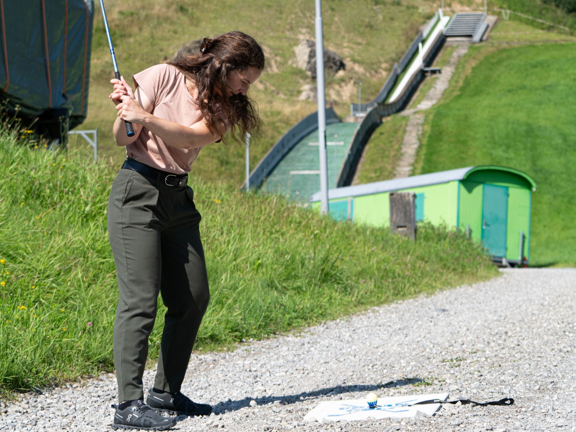 रैपर्सविल में अर्बन गोल्फ: गर्मियों में जुनैदीज़ लाइफ का आनंद ज़्यूरिख़ झील के नज़दीक गतिविधि।