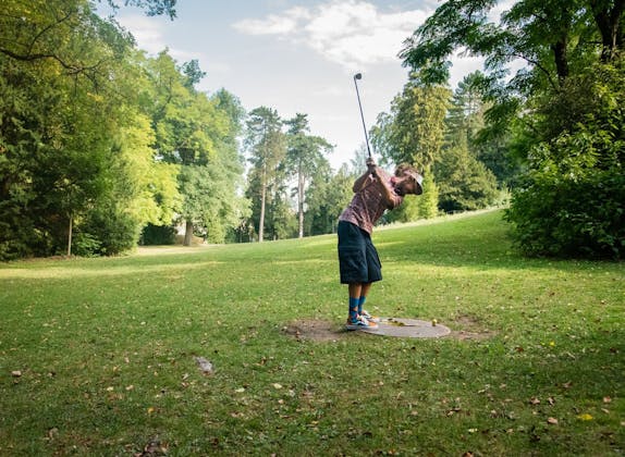 Golf urbain à Winterthur : Joueurs dans le parc avec un club sur le parcours de golf attrayant