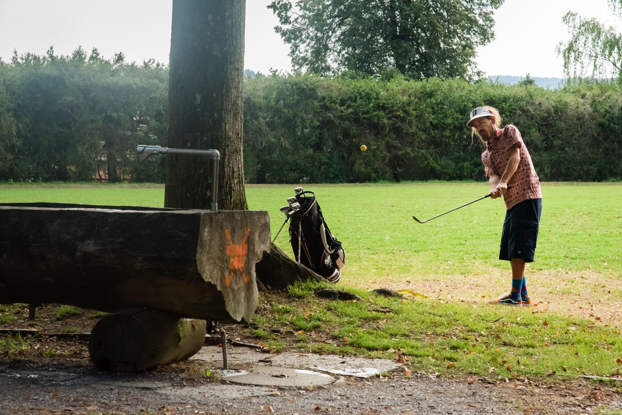 Městský golf: Hráči venku při golfové aktivitě v Winterthuru s trávníkem a odpočívadlem.