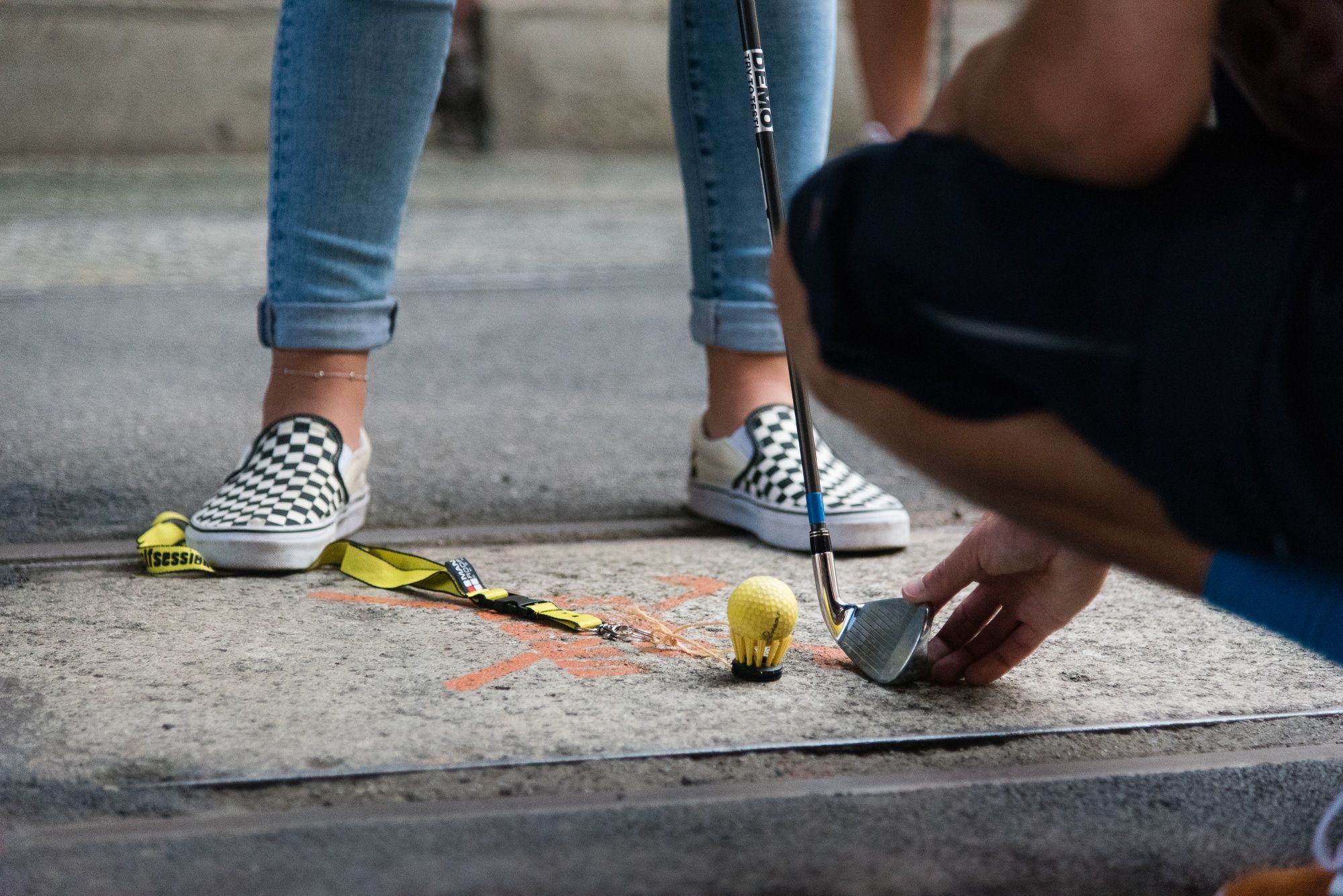 Městský golf ve Vratislavi: hráč u odpaliště na ulici, kreativní golfová aktivita.