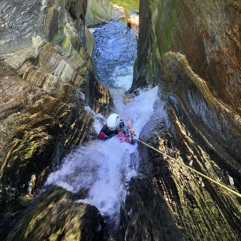 Canyoning nel Val Grande con discesa in corda su cascata