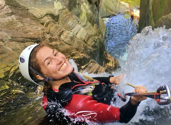 Canyoning im Tessin: Erlebe unvergessliche Abenteuer in der Natur mit Freunden und Familie.