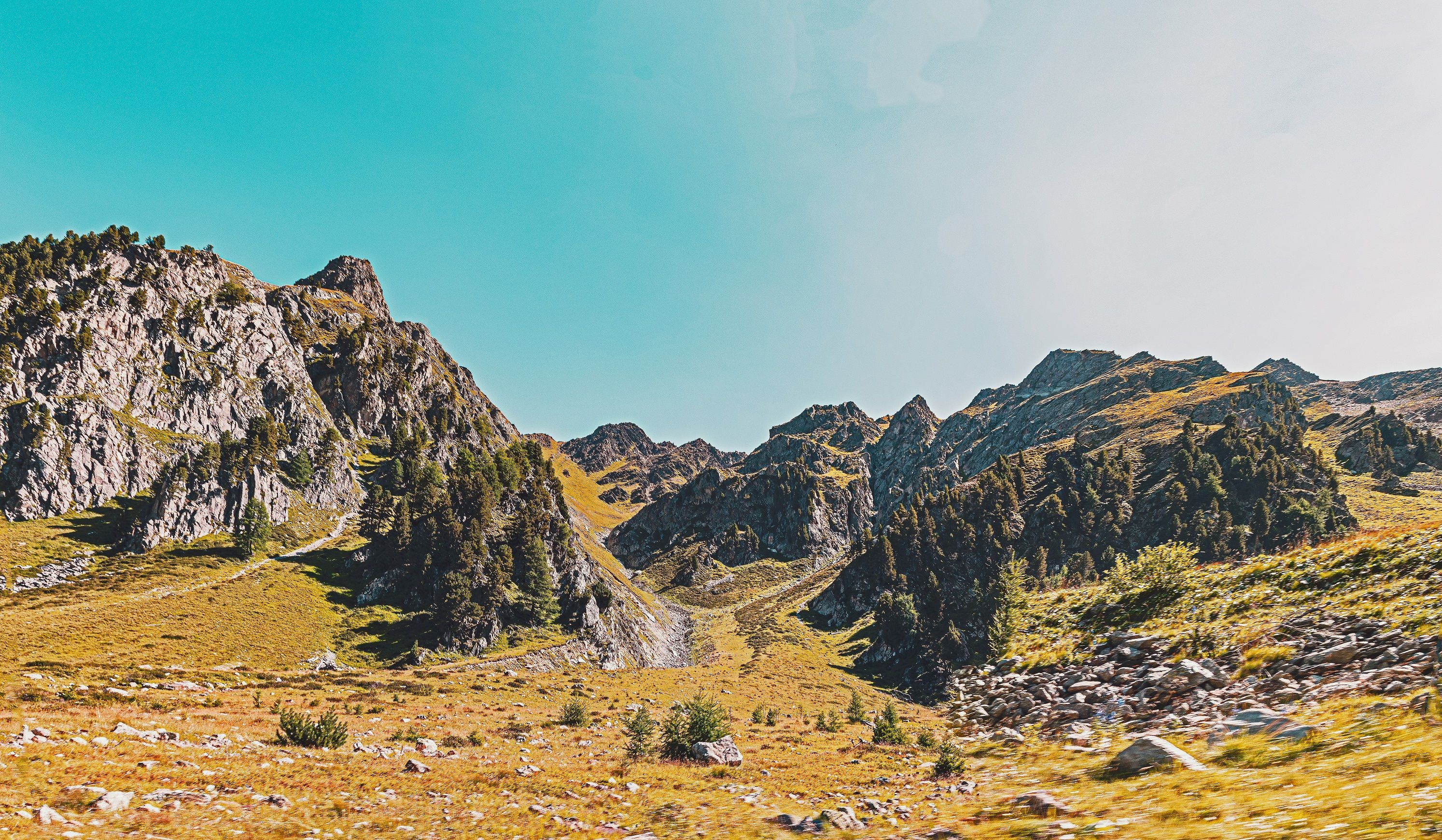Workshop Val Müstair: mooie berglandschap met groene weiden en indrukwekkende rotsformaties.