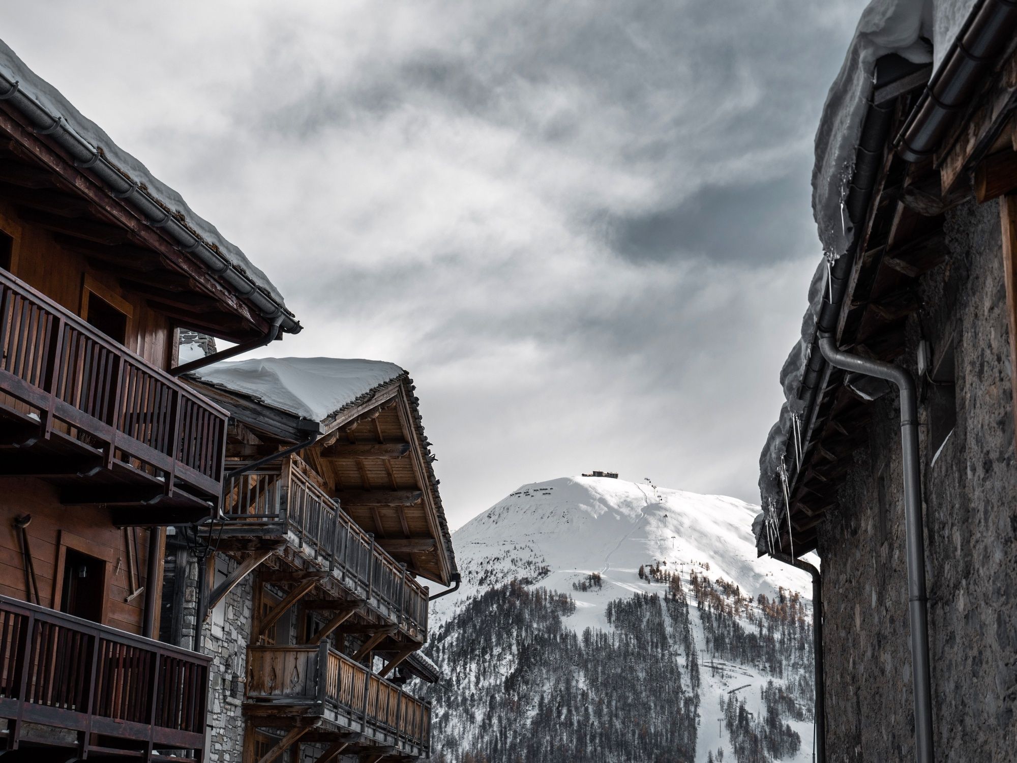 Val d'Isère: hermoso paisaje de invierno con chalets y montañas nevadas