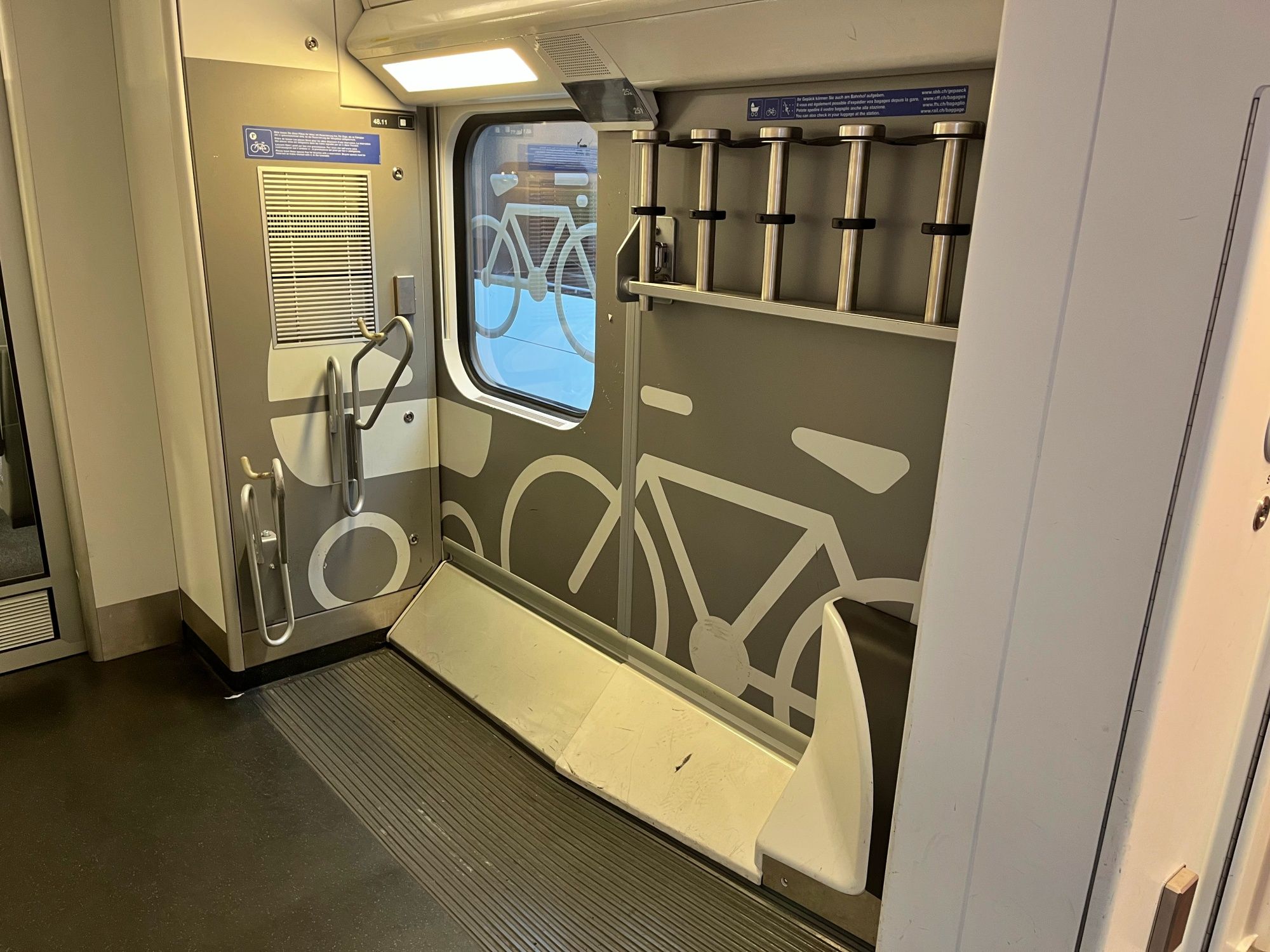 قسم الدراجات في القطار: مساحة مخصصة لنقل الدراجات في وسائل النقل العامة.