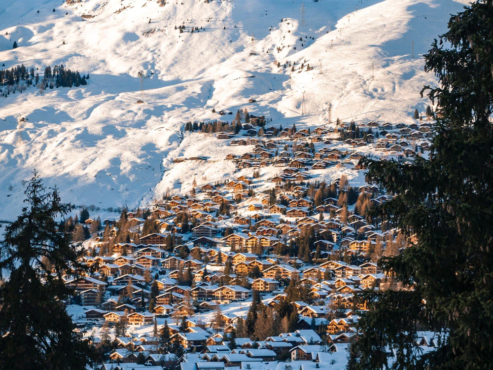Verbier features picturesque chalets in the snow, ideal for your winter vacation in the mountains.