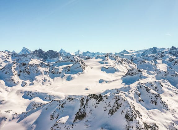 Alpenpanorama in Verbier mit schneebedeckten Gipfeln.