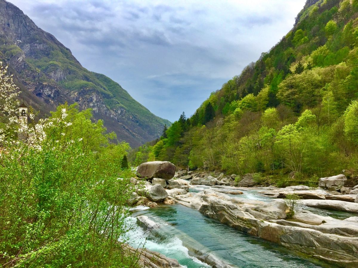 वर्जास्काटल हरे किनारे और स्वच्छ जल प्रवाह के साथ