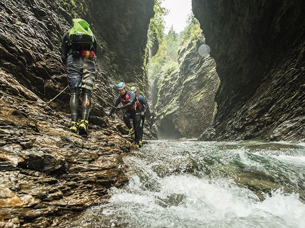 Canyoning Viamala com aventureiros que escalam rochas, belos desfiladeiros, água corrente.