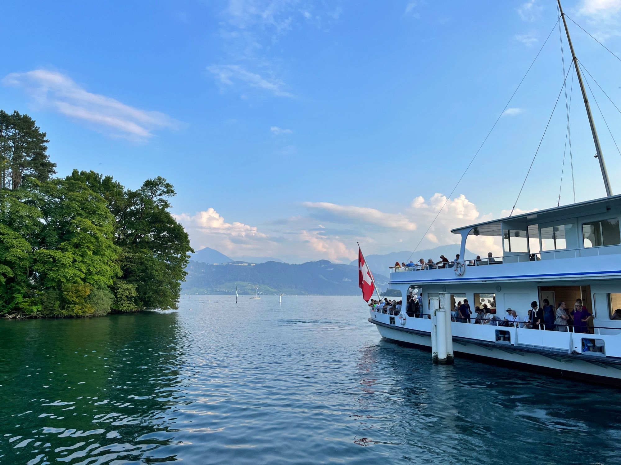 Vierwaldstaettersee: Bootsfahrt mit Blick auf die Natur und Berge. Erlebe den Sommer am See.