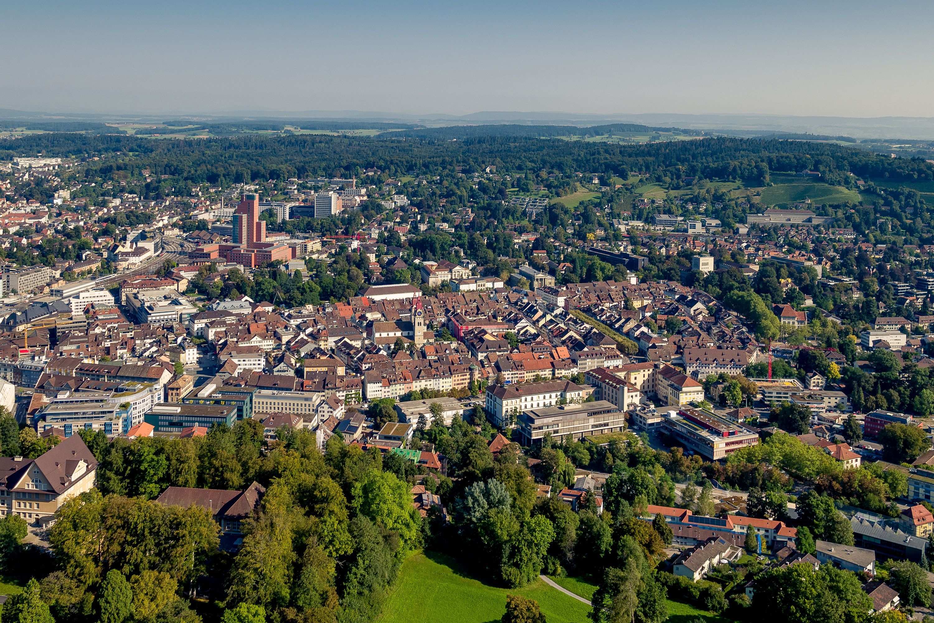 Vila dan Taman Winterthur dengan pemandangan ke bandar, taman hijau dan seni bina bersejarah.