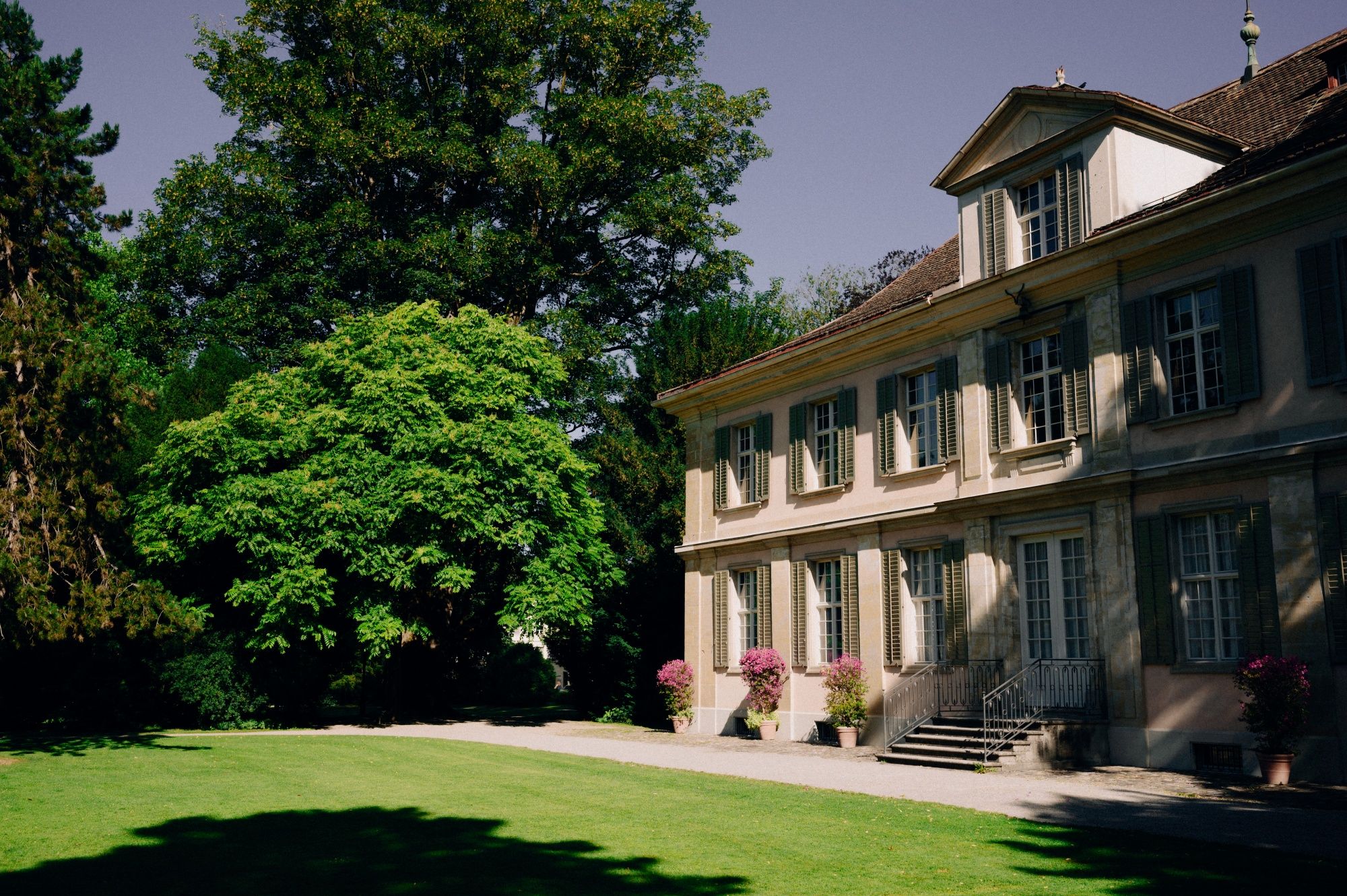 Perumahan dan taman di Winterthur dengan taman yang luas dan bangunan bersejarah.