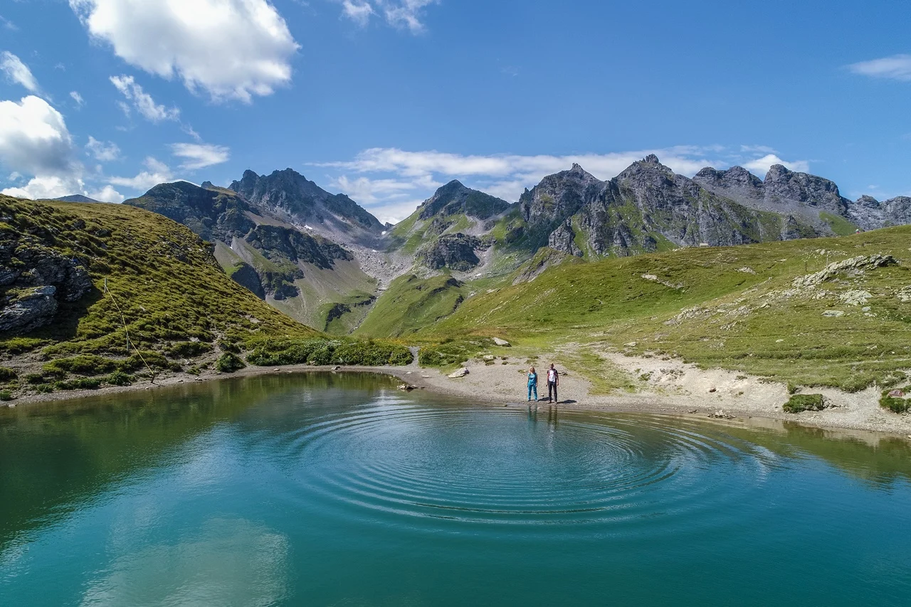 فيليترس-وانجز، بحيرات جبلية واضحة ومروج خضراء في الصيف