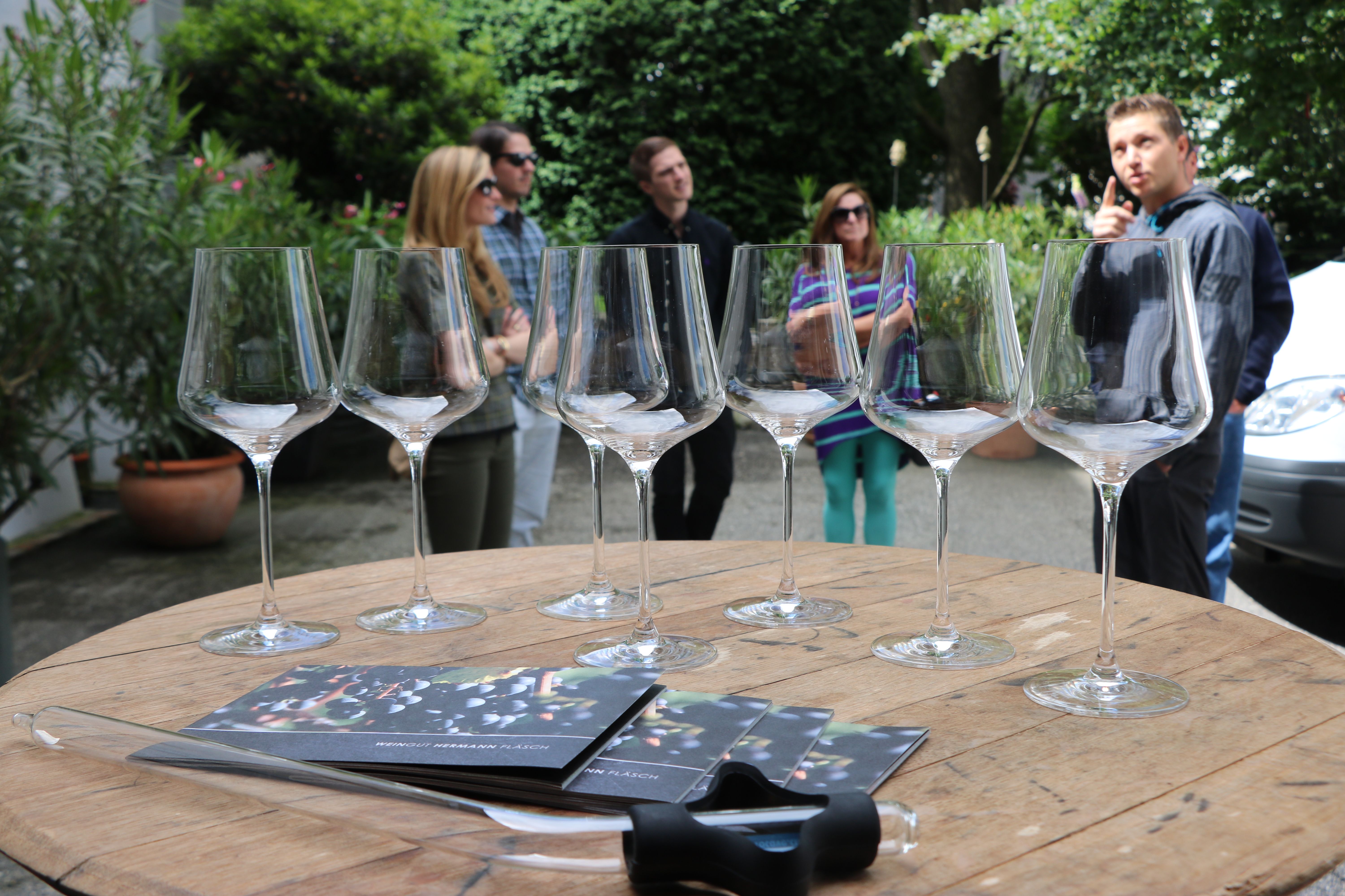 Tour de vinho vintage privada com prova de vinhos, copos vazios e folhetos.