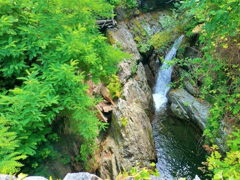 หุบเขาวิราและน้ำตกที่ริมฝั่งเขียว